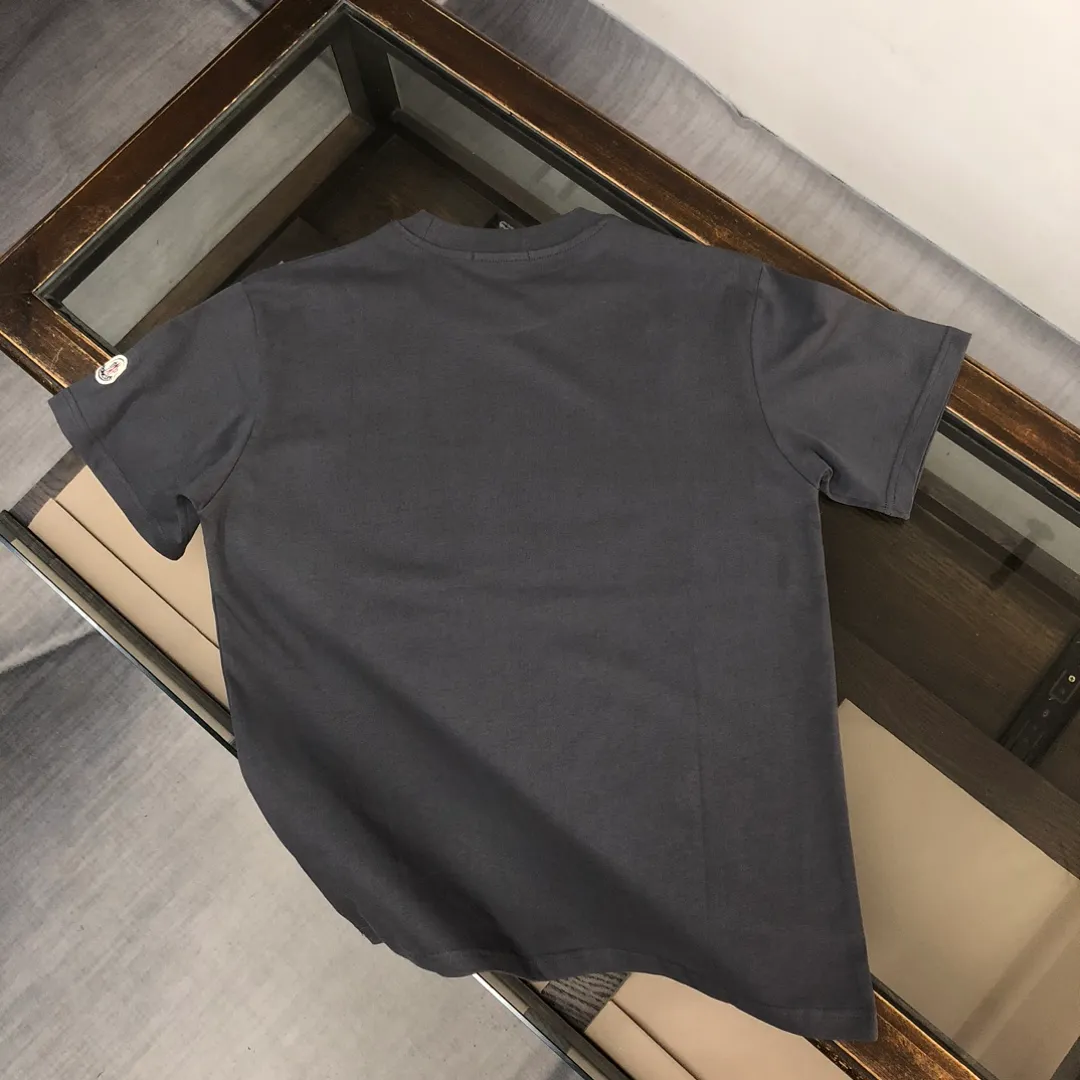 P160 MONCLER masked clean short-sleeved T-shirt. The fabric upper body is comfortable and breathable, not stiff, slim cut, and made of high-end custom-made pure cotton fabric! The upper body is comfortable and stylish, and it can be worn alone as an inner layer. It is a must-have for fashionistas! ! ! Color: Black White Light Gray Royal Blue Sky Blue Dark Gray Orange Brown Size: S M L XL (Loose version! Please indicate your height and weight when placing an order)