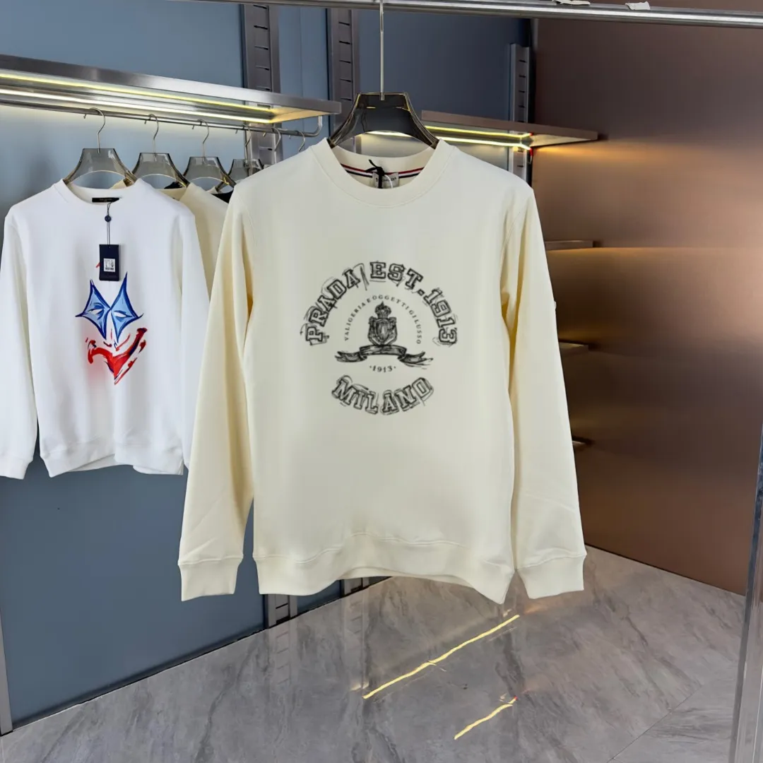 P210 high version sweatshirt) 📦With exclusive packaging📦 [Long-term ready stock] Upgraded version "Mobile phone smart sensor ~ NFC chip armband ~ Directly to the official website for anti-counterfeiting" 〖 𝐌𝐎𝐍𝐂𝐋𝐄𝐑 ~ Mouth covering〗 2025 new high quality, using 450 grams of heavyweight fabric Different from the market currency, you can mix and match everything at will and you will be handsome😎The whole clothes is made of double waistcoats. The double waistcoats make the whole dress more three-dimensional. It is not an ordinary factory that can do such fine work. 2025 autumn and winter new style, on sale at the counter, exquisite printed round neck terry sweatshirt. High-end double-ply cotton. Customized stretch ribs are dyed in the same vat. Three standards are complete. It is matched with digital printing patterns and is very breathable. Same style for men and women. Color: black, white, apricot. Size: S M L XL 2XL