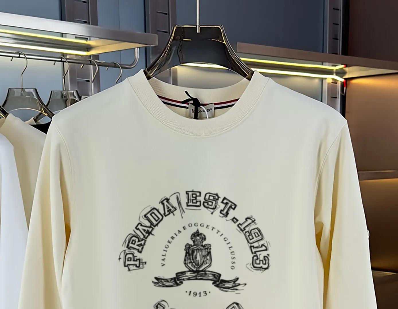 P210 high version sweatshirt) 📦With exclusive packaging📦 [Long-term ready stock] Upgraded version "Mobile phone smart sensor ~ NFC chip armband ~ Directly to the official website for anti-counterfeiting" 〖 𝐌𝐎𝐍𝐂𝐋𝐄𝐑 ~ Mouth covering〗 2025 new high quality, using 450 grams of heavyweight fabric Different from the market currency, you can mix and match everything at will and you will be handsome😎The whole clothes is made of double waistcoats. The double waistcoats make the whole dress more three-dimensional. It is not an ordinary factory that can do such fine work. 2025 autumn and winter new style, on sale at the counter, exquisite printed round neck terry sweatshirt. High-end double-ply cotton. Customized stretch ribs are dyed in the same vat. Three standards are complete. It is matched with digital printing patterns and is very breathable. Same style for men and women. Color: black, white, apricot. Size: S M L XL 2XL