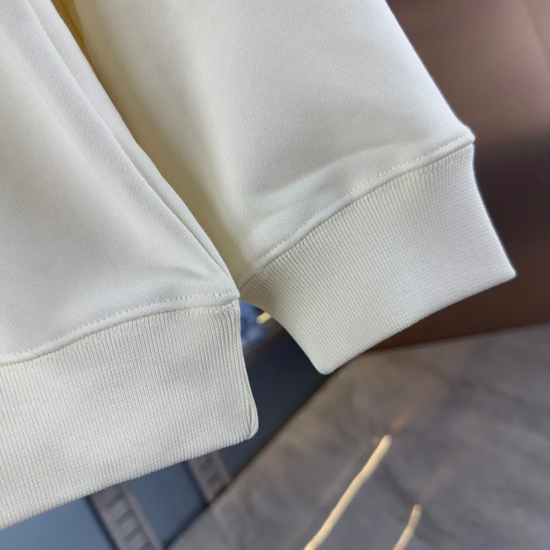 P210 high version sweatshirt) 📦With exclusive packaging📦 [Long-term ready stock] Upgraded version "Mobile phone smart sensor ~ NFC chip armband ~ Directly to the official website for anti-counterfeiting" 〖 𝐌𝐎𝐍𝐂𝐋𝐄𝐑 ~ Mouth covering〗 2025 new high quality, using 450 grams of heavyweight fabric Different from the market currency, you can mix and match everything at will and you will be handsome😎The whole clothes is made of double waistcoats. The double waistcoats make the whole dress more three-dimensional. It is not an ordinary factory that can do such fine work. 2025 autumn and winter new style, on sale at the counter, exquisite printed round neck terry sweatshirt. High-end double-ply cotton. Customized stretch ribs are dyed in the same vat. Three standards are complete. It is matched with digital printing patterns and is very breathable. Same style for men and women. Color: black, white, apricot. Size: S M L XL 2XL