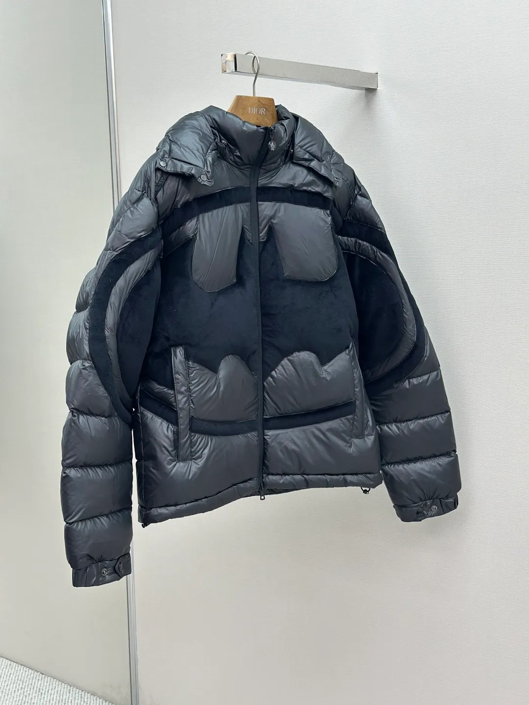 P1210 Moncler Batman Logo Down Jacket Customized black premium carbon black coated windbreaker fabric Customized Korean trendy velvet knitted fabric Made of 400D calendered bile fabric National standard 95 white goose down (welcome to test) Full of down content Warmth and light fluffy Craftsmanship to create a joint series Decorated with the Batman logo on the front Inspired by the famous superhero High degree of recognition The iconic Moncler embroidered logo is present on the sleeves It highlights the brand style and pays tribute to the classics. It is also an interpretation of modern fashion. It tightly locks in body temperature and enjoys warmth and comfort. It becomes the most intimate companion in winter. Process 1: Computer laser burning and cutting. It uses a high-energy laser beam to instantly melt the fabric fibers at high temperature. Precise cutting and engraving on the fabric according to the original pattern. The edges are flat to achieve seamless splicing. It effectively prevents the penetration of cold wind and improves the thermal insulation performance of the down jacket. Process 2: Computer mechanical down filling. Priority is given to making the inner liner pattern to determine the down filling area according to the original three-dimensional effect to determine the gram weight of down per square meter, thereby calculating the filling amount of each cut piece. The computer down filling machine uses a digital weighing unit to achieve stable measurement. Process 3: Computer template machine line running process. The line running process of the computer template machine shows extremely high neatness and smoothness. The craftsman accurately controls the size during the operation to ensure that each row line meets the design requirements. The lines of the entire template are smooth and unified, clean and beautiful. Paving: Customized 1:1 Moncler snap button Customized 1:1 Moncler zipper Customized 1:1 Moncler adjustment buckle Customized 1:1 Moncler pendant Customized 1:1 Moncler machine eye Customized 1:1 Moncler embroidered logo Customized 1:1 Moncler trademark Function: Detachable and adjustable hood. Match as you like Size: 1-6