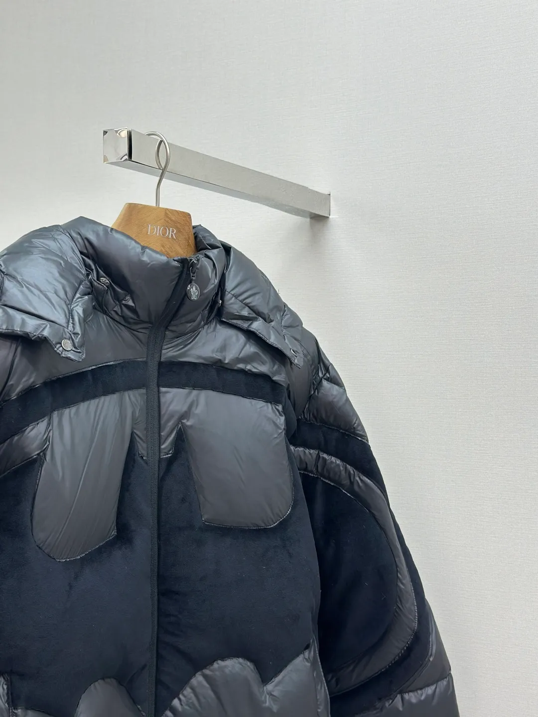 P1210 Moncler Batman Logo Down Jacket Customized black premium carbon black coated windbreaker fabric Customized Korean trendy velvet knitted fabric Made of 400D calendered bile fabric National standard 95 white goose down (welcome to test) Full of down content Warmth and light fluffy Craftsmanship to create a joint series Decorated with the Batman logo on the front Inspired by the famous superhero High degree of recognition The iconic Moncler embroidered logo is present on the sleeves It highlights the brand style and pays tribute to the classics. It is also an interpretation of modern fashion. It tightly locks in body temperature and enjoys warmth and comfort. It becomes the most intimate companion in winter. Process 1: Computer laser burning and cutting. It uses a high-energy laser beam to instantly melt the fabric fibers at high temperature. Precise cutting and engraving on the fabric according to the original pattern. The edges are flat to achieve seamless splicing. It effectively prevents the penetration of cold wind and improves the thermal insulation performance of the down jacket. Process 2: Computer mechanical down filling. Priority is given to making the inner liner pattern to determine the down filling area according to the original three-dimensional effect to determine the gram weight of down per square meter, thereby calculating the filling amount of each cut piece. The computer down filling machine uses a digital weighing unit to achieve stable measurement. Process 3: Computer template machine line running process. The line running process of the computer template machine shows extremely high neatness and smoothness. The craftsman accurately controls the size during the operation to ensure that each row line meets the design requirements. The lines of the entire template are smooth and unified, clean and beautiful. Paving: Customized 1:1 Moncler snap button Customized 1:1 Moncler zipper Customized 1:1 Moncler adjustment buckle Customized 1:1 Moncler pendant Customized 1:1 Moncler machine eye Customized 1:1 Moncler embroidered logo Customized 1:1 Moncler trademark Function: Detachable and adjustable hood. Match as you like Size: 1-6