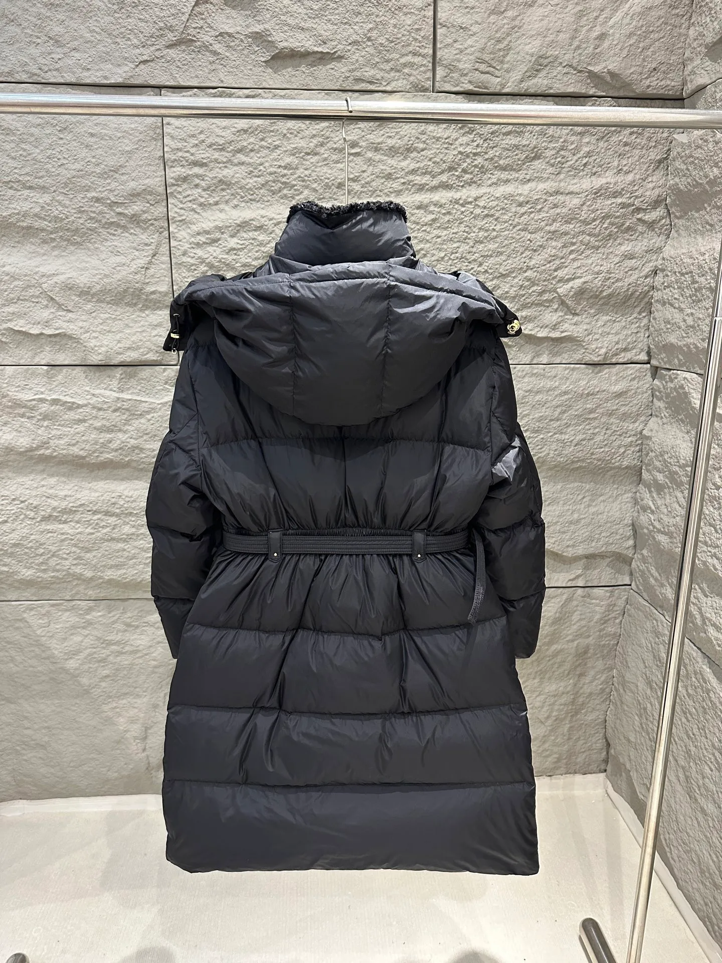 P1120 Moncler Briant Women's Hooded Long Waisted Down Jacket Jacket The Briant down jacket is designed to be both practical and comfortable to meet daily needs. Functional nylon fabric combined with a removable hood makes it easy to adapt to changing weather. This warm piece's wrap silhouette can be transformed from practical to sophisticated by adding a feminine touch with a detachable belt. The teddy velvet style collar design highlights the gentle style. Color: Black Size: 0/1/2/3