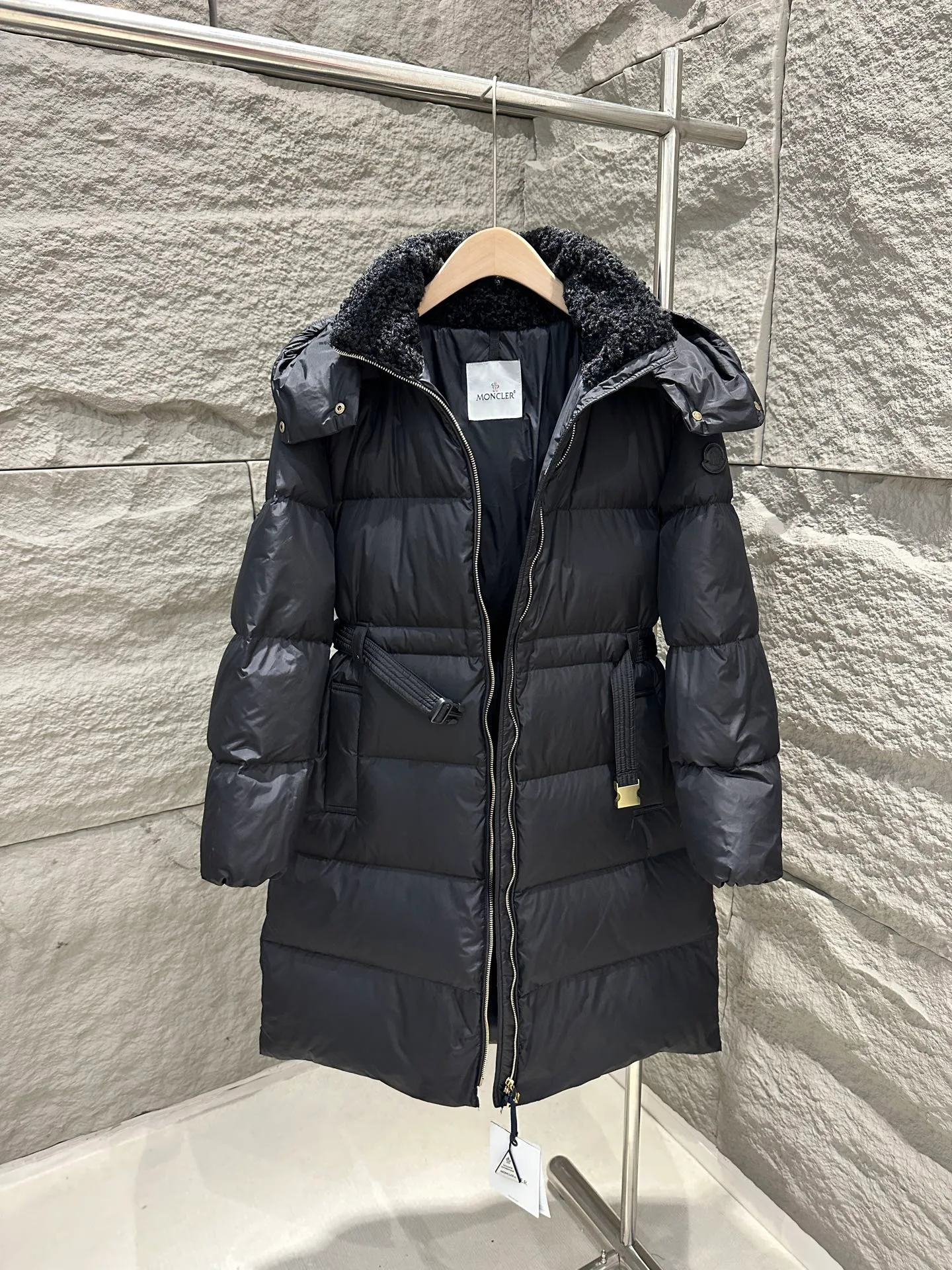 P1120 Moncler Briant Women's Hooded Long Waisted Down Jacket Jacket The Briant down jacket is designed to be both practical and comfortable to meet daily needs. Functional nylon fabric combined with a removable hood makes it easy to adapt to changing weather. This warm piece's wrap silhouette can be transformed from practical to sophisticated by adding a feminine touch with a detachable belt. The teddy velvet style collar design highlights the gentle style. Color: Black Size: 0/1/2/3
