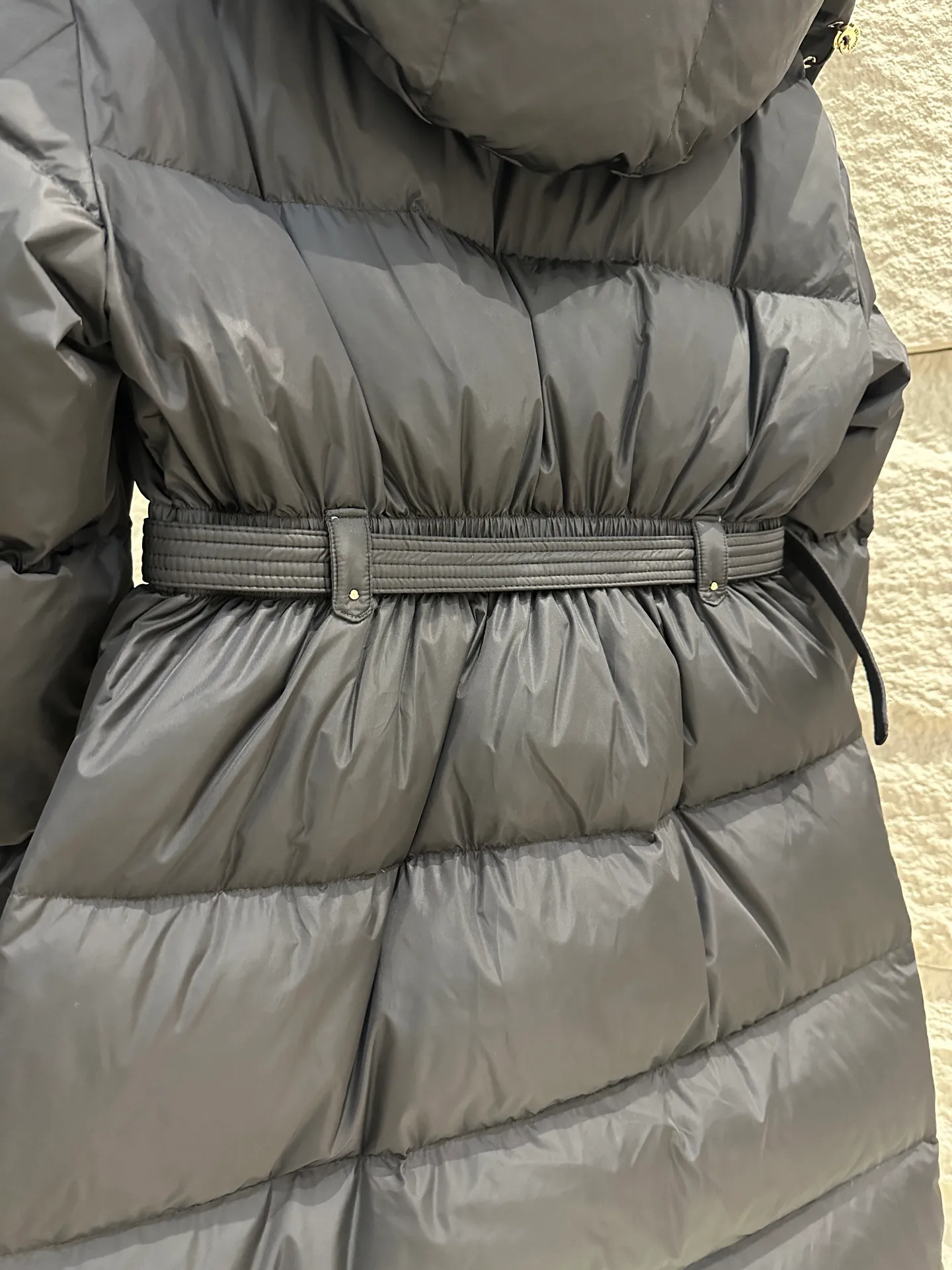 P1120 Moncler Briant Women's Hooded Long Waisted Down Jacket Jacket The Briant down jacket is designed to be both practical and comfortable to meet daily needs. Functional nylon fabric combined with a removable hood makes it easy to adapt to changing weather. This warm piece's wrap silhouette can be transformed from practical to sophisticated by adding a feminine touch with a detachable belt. The teddy velvet style collar design highlights the gentle style. Color: Black Size: 0/1/2/3