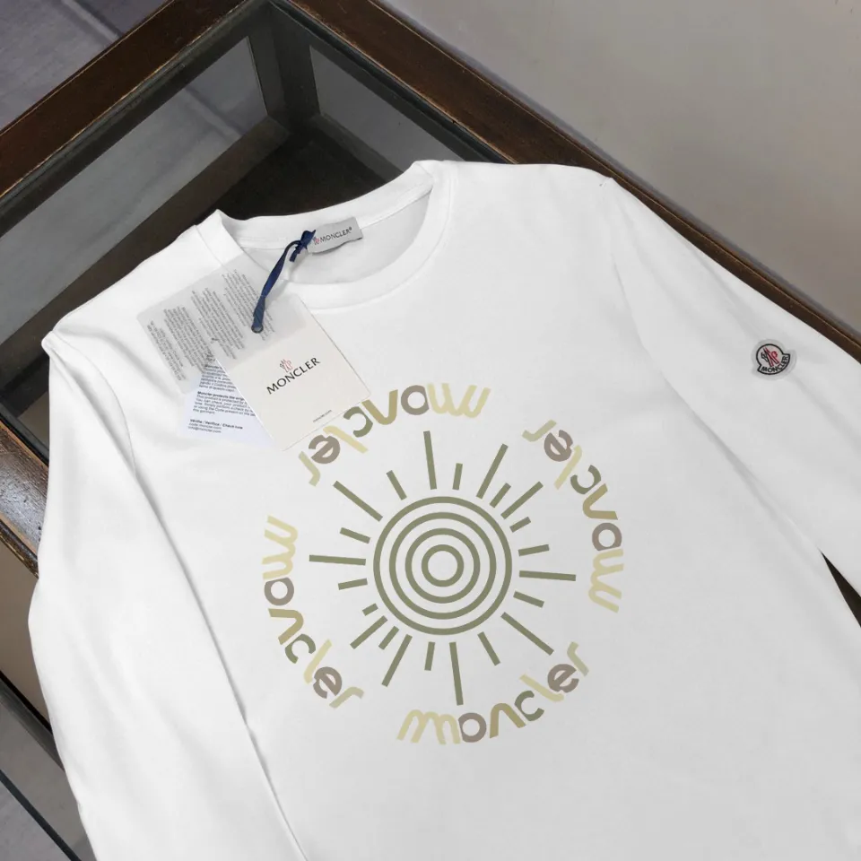 P180, a non-off-the-shelf model, you can trust it. Moncler printed long-sleeved T-shirt, 240g breathable cotton fabric, very soft and comfortable texture, does not shrink, does not deform, does not ball), can be worn alone as a base layer. Original customized accessories, collar label, care mark, hangtag, packaging (perfect details) Color: White Black Size: XS S M L