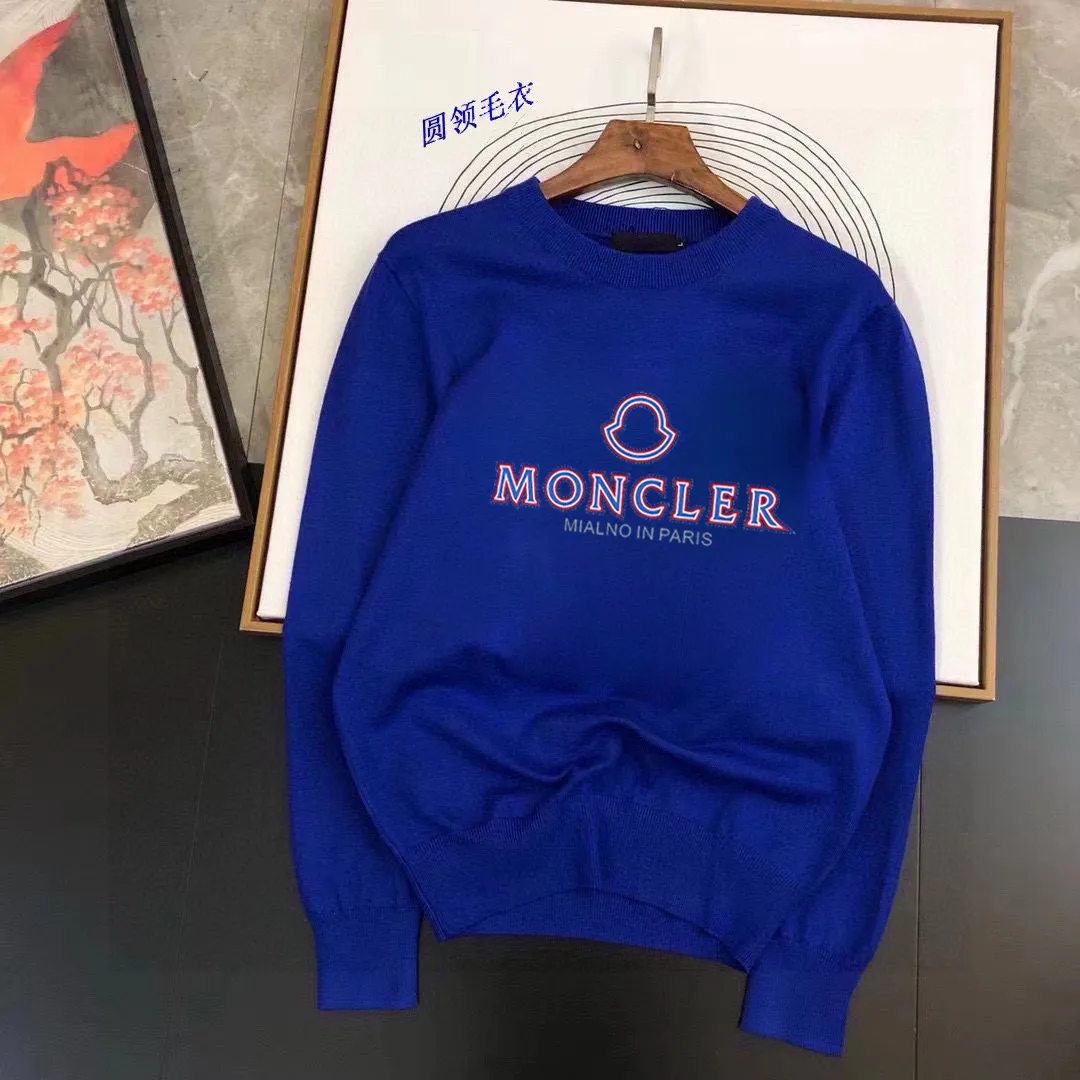 P220 MONCLER】Autumn and winter classic round neck pullover sweater, in full condition! ! ! Wool blended fabric, the latest model in 2025, golden ratio! ! Slim-fitting soft gold, versatile and practical item, the combination and practicality are extremely powerful, simple and elegant, and classy! To create your own style, it is highly recommended to buy it in two colors. The standard slim fit tailoring process is suitable for both young and old men. It is knitted from wool and will not cause any discomfort! While keeping warm, it is stylish, textured and wearable, and the classic logo with contrasting colors on the chest feels in place! ! Recommended for regular customers! ! Size M-3XL (maximum wear: 190 pounds)