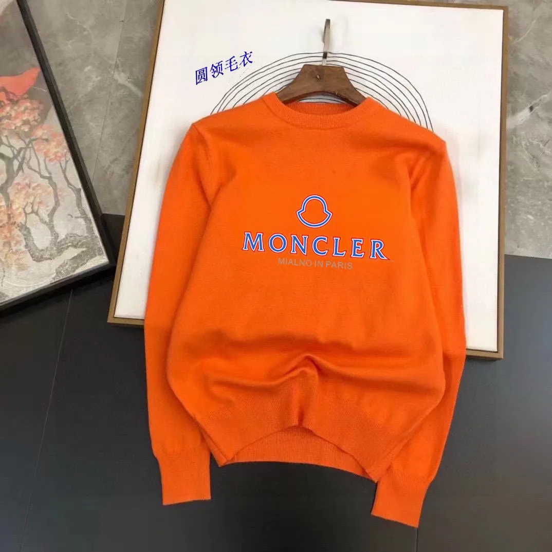 P220 MONCLER】Autumn and winter classic round neck pullover sweater, in full condition! ! ! Wool blended fabric, the latest model in 2025, golden ratio! ! Slim-fitting soft gold, versatile and practical item, the combination and practicality are extremely powerful, simple and elegant, and classy! To create your own style, it is highly recommended to buy it in two colors. The standard slim fit tailoring process is suitable for both young and old men. It is knitted from wool and will not cause any discomfort! While keeping warm, it is stylish, textured and wearable, and the classic logo with contrasting colors on the chest feels in place! ! Recommended for regular customers! ! Size M-3XL (maximum wear: 190 pounds)