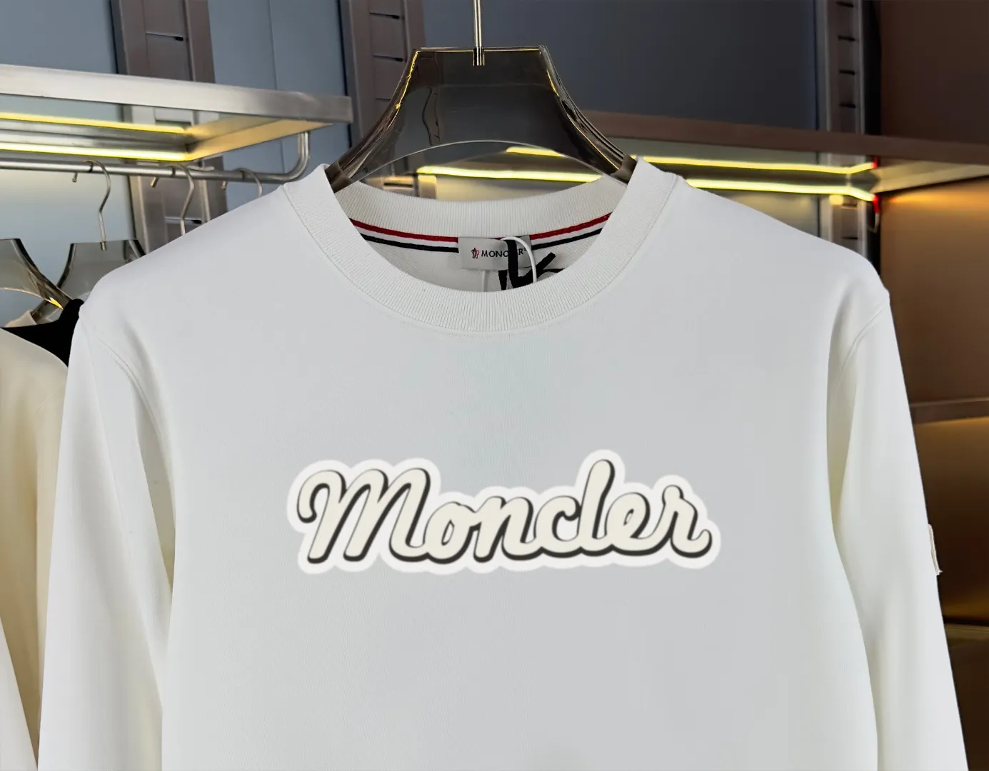 P210 High-version sweatshirt) [Long-term stock] 〖𝐌𝐎𝐍𝐂𝐋𝐄𝐑~Mask〗 Made of 440g heavy-weight fabric. It is different from the market currency. It can be matched with any variety and is properly handsome. 😎The whole dress is made of double waistcoats. The double waistcoats make the whole dress more three-dimensional. Not ordinary factories can do such fine work. 2025 Spring runway version of the T stage, on sale at the counter, round neck terry sweatshirt, high-end double-strand pure cotton, custom-made stretch ribs, dyed in the same vat, complete with three standards, matched with exquisite embroidered LOGO on the chest, simple and advanced, same style for men and women. Color: black, apricot, white, size: S M L XL 2XL