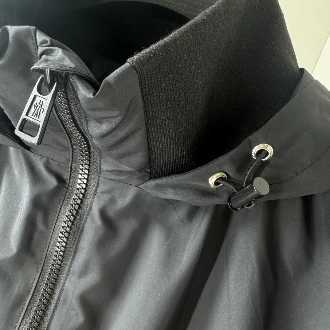 P430 Moncler muzzle spring, summer and autumn new jacket, windbreaker, coat! The upper is soft and comfortable, windproof and rainproof and super lightweight! The arms are printed with the latest brand prints ~ the style is even more fashionable and stylish, the zippers are engraved with logos, and various details highlight the quality! It can be worn as a jacket in spring and autumn, and it is very nice to use in concave shapes! Practical and versatile. Color: black (spring, summer and autumn) Size: M-2XL