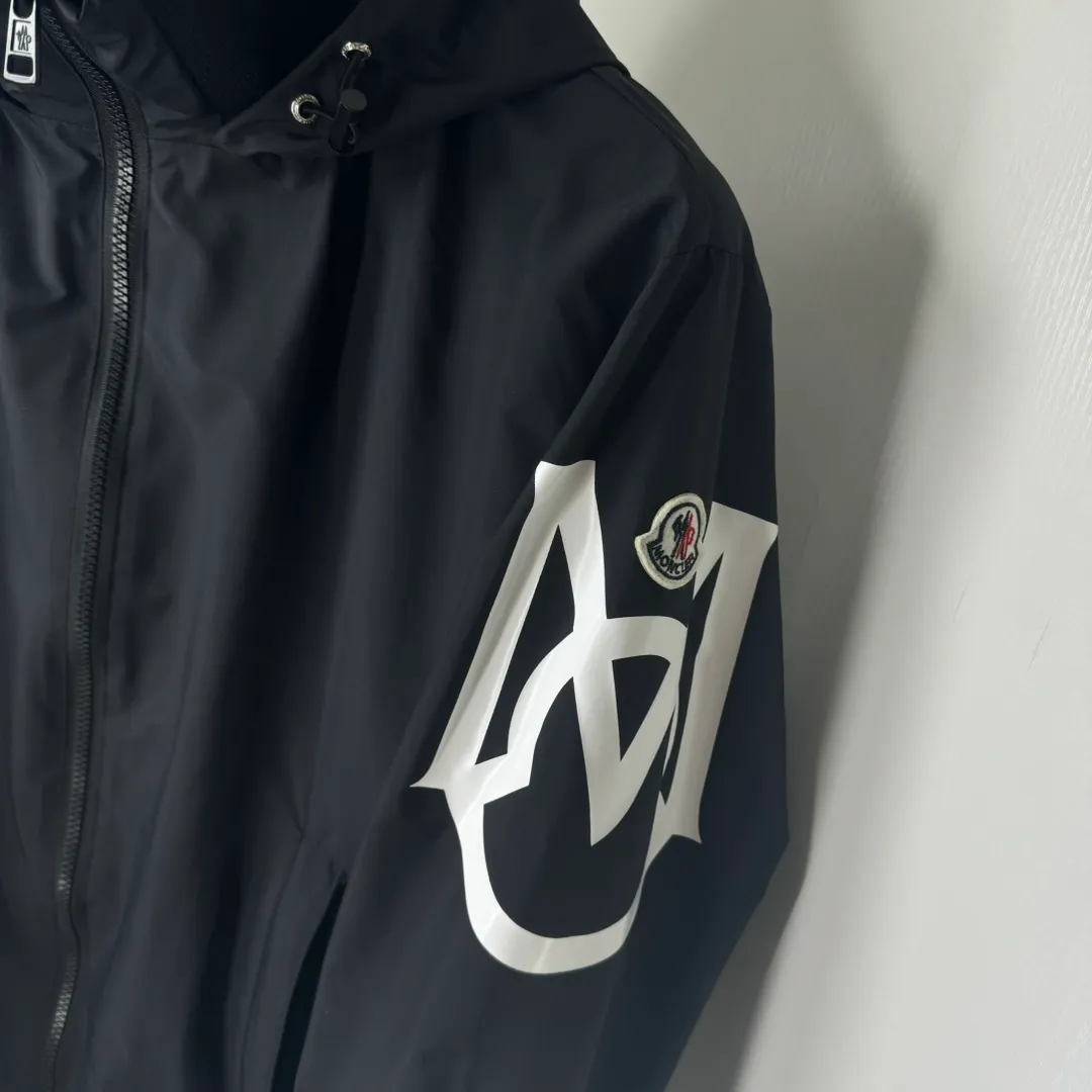 P430 Moncler muzzle spring, summer and autumn new jacket, windbreaker, coat! The upper is soft and comfortable, windproof and rainproof and super lightweight! The arms are printed with the latest brand prints ~ the style is even more fashionable and stylish, the zippers are engraved with logos, and various details highlight the quality! It can be worn as a jacket in spring and autumn, and it is very nice to use in concave shapes! Practical and versatile. Color: black (spring, summer and autumn) Size: M-2XL