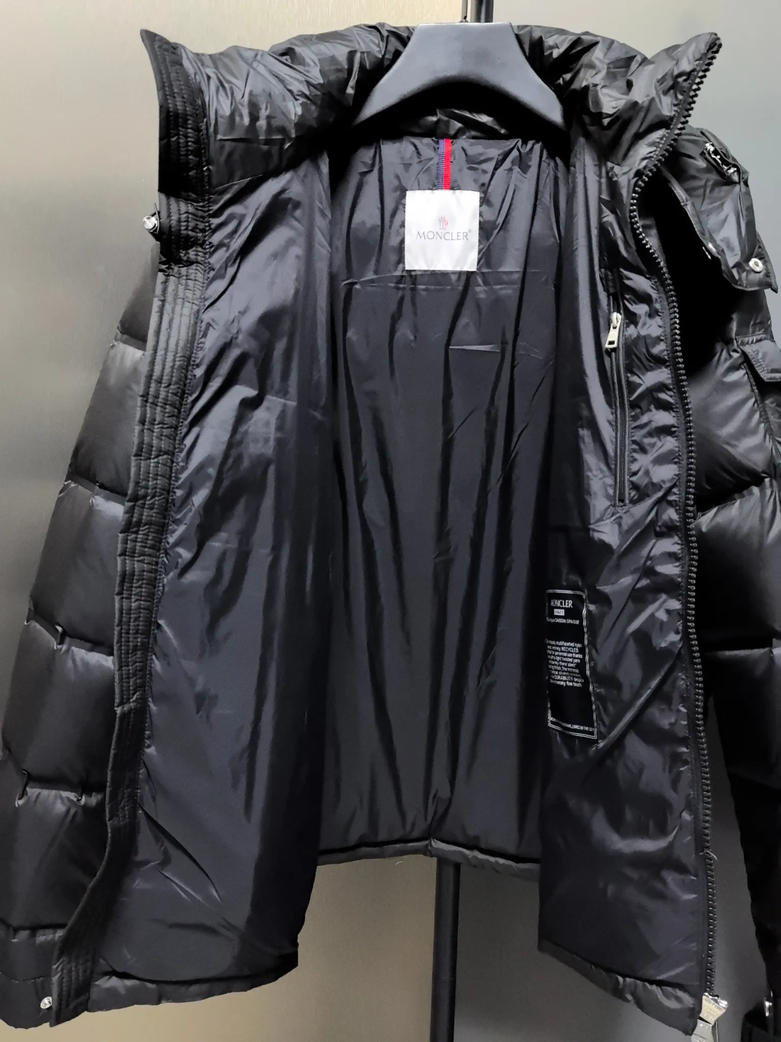 P1040 ⬆️❤️🆕𝑴𝒐𝒏𝒄𝒍𝒆𝒓｜Moncler 𝟮𝟬𝟮5 new autumn and winter products｜Matte New Maya Down Jacket Original 1:1 customized hardware accessories all imported original customization Welcome to compare at the counter Absolutely high quality Use top 90 white goose down Super soft The feathers are fluffy and plump. Super heavy-duty. The fabric is well-made and has a perfect fit. Note: the fabric is super comfortable. Exclusive model. Non-market product. Same style for men and women. Color: black, navy blue, off-white. Size: 1-5