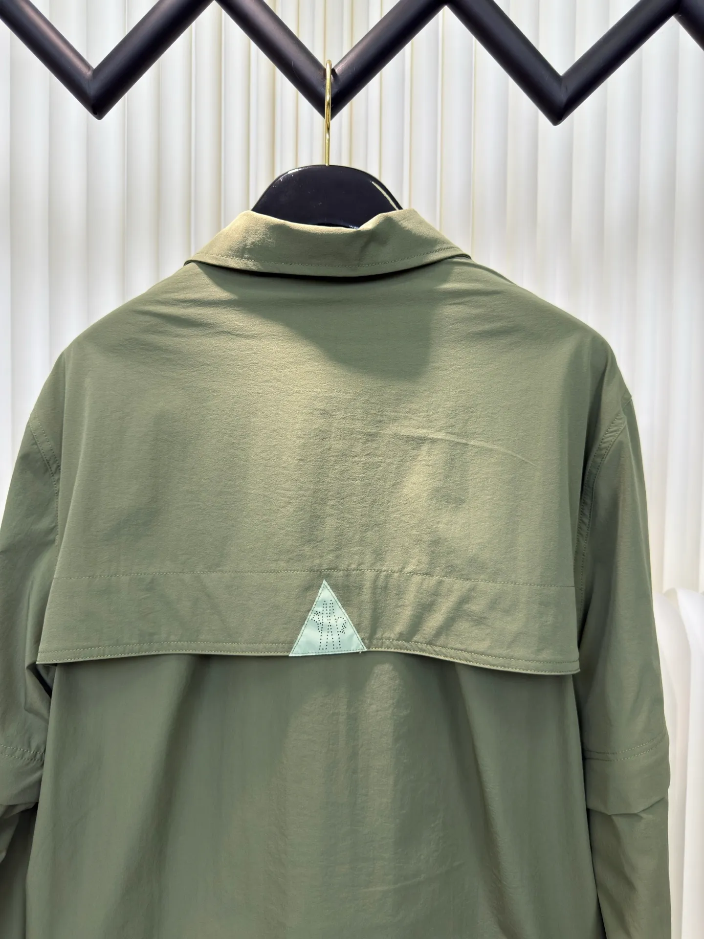 P640 Moncler Grenoble Functional Outdoor Jacket Custom-dyed double-stretch mercerized poplin Custom-dyed soft-mesh pongee Excellent texture Comfortable and close to the skin Dark green inspired by plant texture The color is taken from sage leaves soaked in morning dew Precision narrative of functional pocket system Balance of function and aesthetics The iconic Moncler logo appears on the sleeves, fully recognizable The triangular logo of the same color is hidden in the fabric texture like a mark in the undercurrent of the deep sea Extremely hidden and visible. The detachable sleeve design allows for diversified outfits. You can switch styles at will. Feel free and elegant. Show your dignity. Balance outdoor practicality and urban aesthetics. Lead the fashion. Adopt three-in-one process. Give priority to evenly coating the glue on the surface of the substrate that needs to be composited. Then dry and solidify. Then laminate the substrate with the adhesive film and the non-woven fabric. Then cool and solidify. Then composite the filter non-woven fabric. The workmanship is cumbersome and complex. Time-consuming and labor-intensive. Embossed composite technology Through computer scanning, ensure that the imprint size and shape are consistent with the original. Then use special glue as an adhesive to combine and then solidify to achieve complete dryness and the best bonding effect. Use CNC laser burning and cutting based on the high-energy characteristics of the laser. Precisely control the movement path of the laser beam with a laser generator to achieve precise cutting of the shape of the piece. Template machine bag opening. The preset template guides the position, shape and size of the bag opening. The accuracy ensures the quality of the bag opening effect. Uses infrared special machine to fasten the position more accurately. Strong and sturdy, loose fit, detachable sleeve splicing, style can be switched at will Size: 1 2 3 4