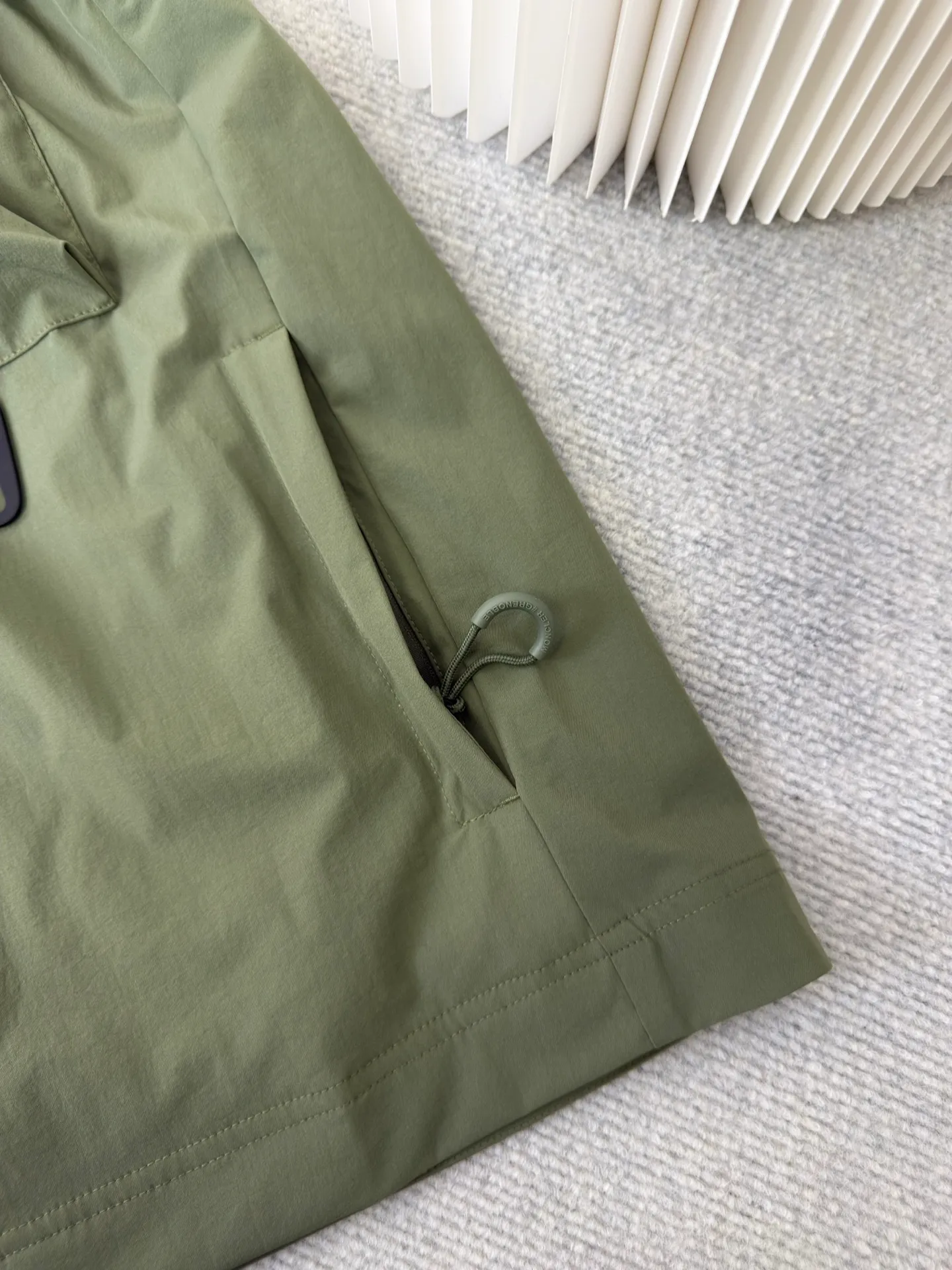 P640 Moncler Grenoble Functional Outdoor Jacket Custom-dyed double-stretch mercerized poplin Custom-dyed soft-mesh pongee Excellent texture Comfortable and close to the skin Dark green inspired by plant texture The color is taken from sage leaves soaked in morning dew Precision narrative of functional pocket system Balance of function and aesthetics The iconic Moncler logo appears on the sleeves, fully recognizable The triangular logo of the same color is hidden in the fabric texture like a mark in the undercurrent of the deep sea Extremely hidden and visible. The detachable sleeve design allows for diversified outfits. You can switch styles at will. Feel free and elegant. Show your dignity. Balance outdoor practicality and urban aesthetics. Lead the fashion. Adopt three-in-one process. Give priority to evenly coating the glue on the surface of the substrate that needs to be composited. Then dry and solidify. Then laminate the substrate with the adhesive film and the non-woven fabric. Then cool and solidify. Then composite the filter non-woven fabric. The workmanship is cumbersome and complex. Time-consuming and labor-intensive. Embossed composite technology Through computer scanning, ensure that the imprint size and shape are consistent with the original. Then use special glue as an adhesive to combine and then solidify to achieve complete dryness and the best bonding effect. Use CNC laser burning and cutting based on the high-energy characteristics of the laser. Precisely control the movement path of the laser beam with a laser generator to achieve precise cutting of the shape of the piece. Template machine bag opening. The preset template guides the position, shape and size of the bag opening. The accuracy ensures the quality of the bag opening effect. Uses infrared special machine to fasten the position more accurately. Strong and sturdy, loose fit, detachable sleeve splicing, style can be switched at will Size: 1 2 3 4