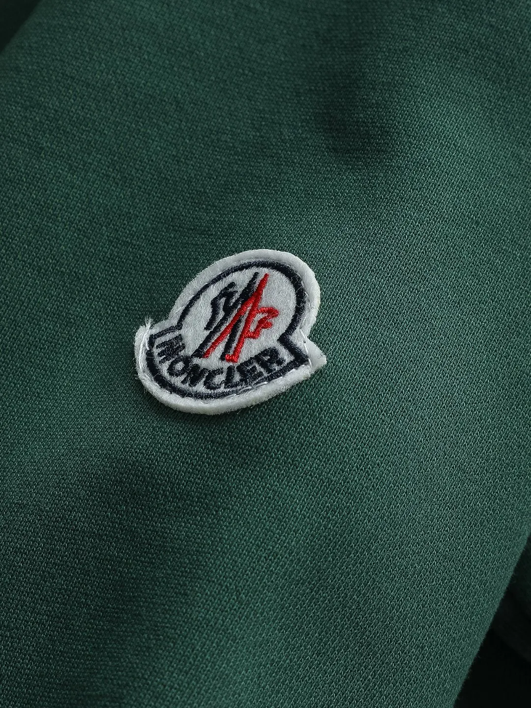 P240 MONCLER Moncler high version slightly wide version S-XL 25SS early autumn and winter sweatshirt Paris fashion catwalk style The top and most classic simple letter embroidery on the chest🪡logo round neck short sleeves, exquisite craftsmanship counter fabrics, fusion of top elements, 450g washed pure cotton fabric, pure cotton breathable, very refreshing and comfortable for daily wear. The rib knitting on the neckline is flat and tight, and the neckline will not be skewed if you toss it casually. The loose version, you will find that it really looks good on the upper body, the overall is simple and neat, super versatile for daily wear! Pair it casually with a pair of pants to look youthful. A sweatshirt and T-shirt will make your outfit crazy. It is a fashionable item that can never go wrong! Classic sweatshirts are available in all 3 categories and are fashionable for trendy men. They are unparalleled in terms of upper body comfort. They can be said to be a must-have companion for summer. Their excellent breathability and comfortable fit are unparalleled ~ Recommended! !  Color: Black Gray Green Size: S-XL Size chart: S: Shoulder width 51-Bust 56-Length 69 M: Shoulder width 52.5-Bust 58-Length 71 L: Shoulder width 54-Bust 60-Length 73 XL: Shoulder width 55.5-Bust 62-Length 75