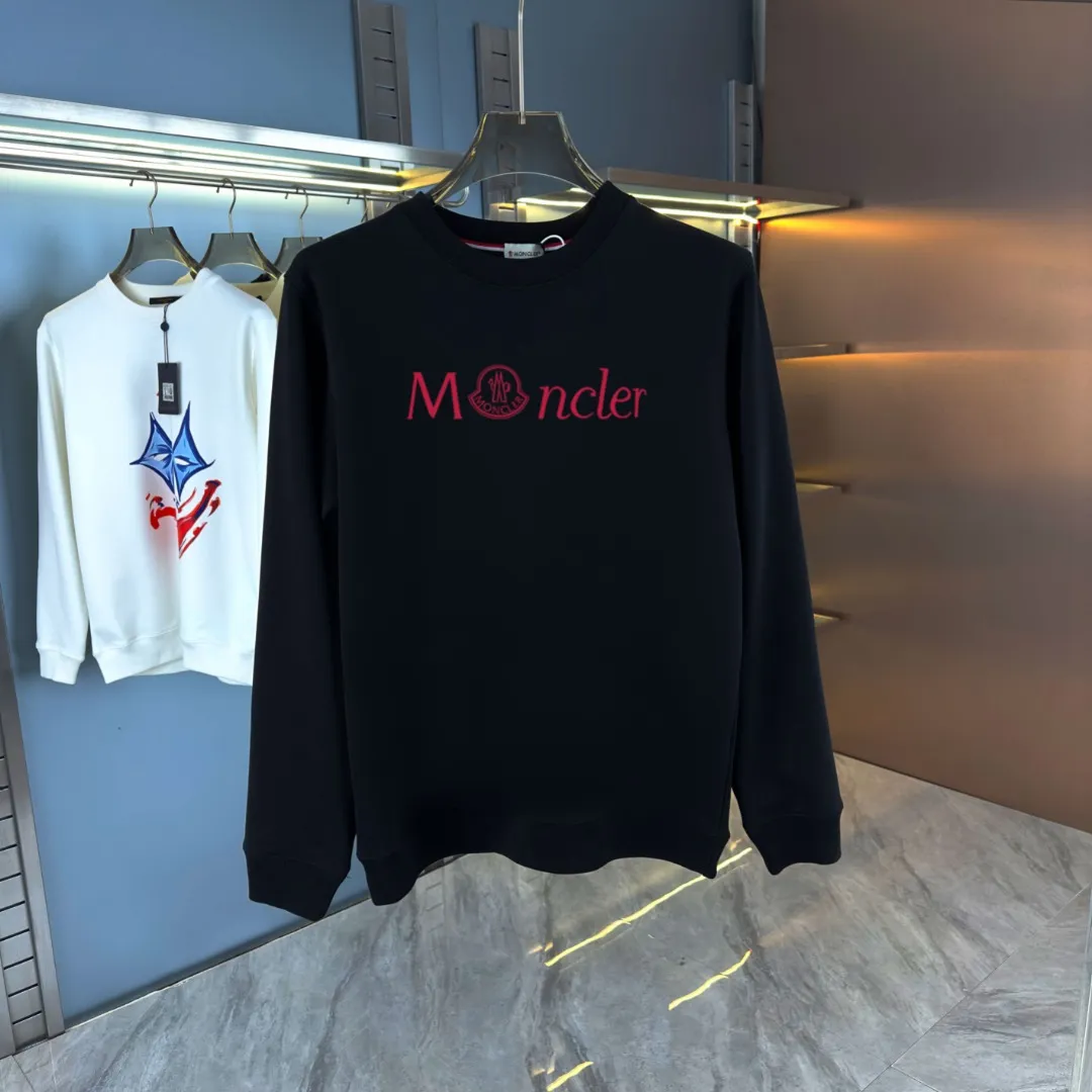 P210 high version sweatshirt) 📦With exclusive picture packaging📦 [Long-term ready stock] Upgraded version "Mobile phone smart sensor ~ NFC chip armband ~ Direct access to the official website anti-counterfeiting" 〖 𝐌𝐎𝐍𝐂𝐋𝐄𝐑 ~ Mouth covering〗 2025 new high quality, using 450g heavyweight fabric Different from the market currency, you can mix and match everything at will and you will be handsome😎The whole clothes is made of double waistcoats. The double waistcoats make the whole dress more three-dimensional. It is not an ordinary factory that can do such fine work. 2025 autumn and winter new style, on sale at the counter, exquisite printed round neck terry sweatshirt. High-end double-ply cotton. Customized stretch ribs are dyed in the same vat. Three standards are complete. It is matched with digital printing patterns and is very breathable. Same style for men and women. Color: black, white, apricot. Size: S M L XL 2XL