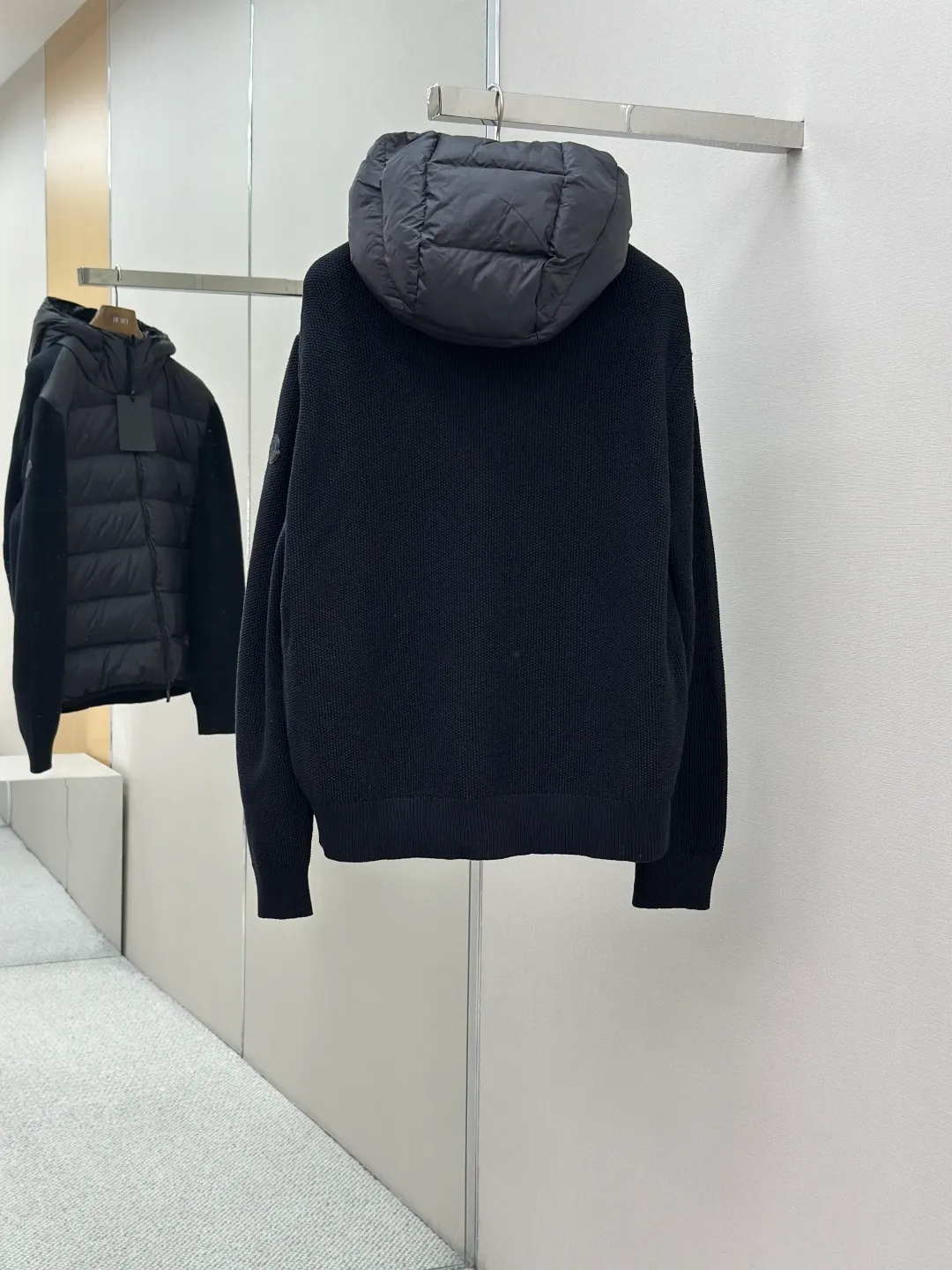 P730 MONCLER wool splicing fluorescent webbing down jacket Fabric selection: The front fabric is made of 100% polyester fiber high-density weaving, with a thickness of 0.08mm to avoid increasing the overall weight and being smooth. The high-density weaving structure forms a wind resistance layer to protect the thermal efficiency of the thermal layer from loss. It can withstand the expansion pressure of down and prevent deformation and damage after long-term use.   Features: The webbing next to the access control zipper is a fluorescent webbing that will reflect different colors when illuminated by different colors. It uses high-quality stitching and advanced sewing equipment to ensure durability and beauty. At the same time, the filling of 90 white duck down has also been strictly screened and evenly distributed to ensure a good thermal insulation effect.  Craftsmanship details: Pay attention to every detail during the production process, and strictly control everything from material selection to sewing technology to ensure quality and durability.  Accessories: One-to-one customized zipper pendant, One-to-one customized MONCLER logo patch, One-to-one customized armband SIZE: 1 2 3 4