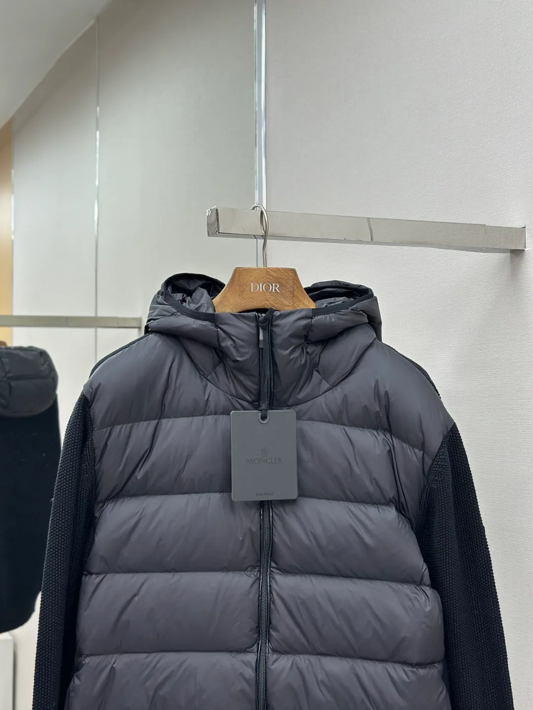 P730 MONCLER wool splicing fluorescent webbing down jacket Fabric selection: The front fabric is made of 100% polyester fiber high-density weaving, with a thickness of 0.08mm to avoid increasing the overall weight and being smooth. The high-density weaving structure forms a wind resistance layer to protect the thermal efficiency of the thermal layer from loss. It can withstand the expansion pressure of down and prevent deformation and damage after long-term use.   Features: The webbing next to the access control zipper is a fluorescent webbing that will reflect different colors when illuminated by different colors. It uses high-quality stitching and advanced sewing equipment to ensure durability and beauty. At the same time, the filling of 90 white duck down has also been strictly screened and evenly distributed to ensure a good thermal insulation effect.  Craftsmanship details: Pay attention to every detail during the production process, and strictly control everything from material selection to sewing technology to ensure quality and durability.  Accessories: One-to-one customized zipper pendant, One-to-one customized MONCLER logo patch, One-to-one customized armband SIZE: 1 2 3 4