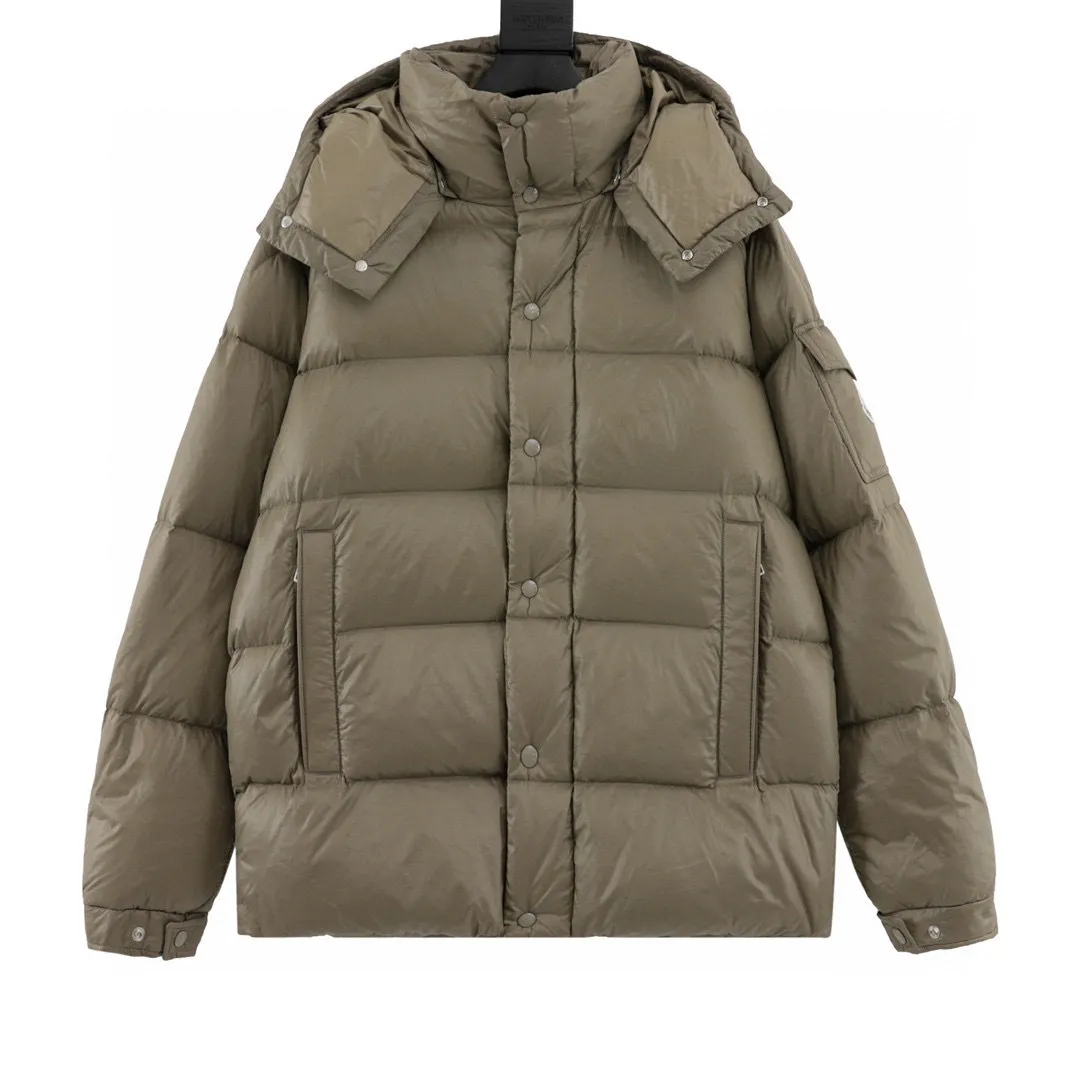 P780 Moncler/Moncler 70th Anniversary Limited Edition Short Down Jacket (filled with 90% large white duck down) Non-commercial version, undoubtedly the top version, ceiling level 𝗠𝗼𝗻𝗰1𝗲𝗿｜Moncler Maya 70th Anniversary Limited Edition/Short Down Jacket Description: 𝗠𝗼𝗻𝗰𝗲𝗿 Maya down jacket is specially reinterpreted to celebrate the 70th anniversary of 𝗠𝗼𝗻𝗰𝗲𝗿, with new colors reviving the iconic silhouette. A classic example of the brand's DNA, it's made from shiny lacquered nylon and embellished with signature rectangular quilting. A classic cropped design that transcends seasons and styles, it features a statement silhouette, removable hood and adjustable hem. The sleeves are decorated with the brand's signature classic patch pockets and a patchwork logo designed to celebrate the 70th anniversary.  Top quality, filled with 90% standard large white duck down, high-end quality one-to-one customized hardware, specific fabrics, specific black lacquered fabrics!  Style number: A92# Color: black white gray green Size: 1-5