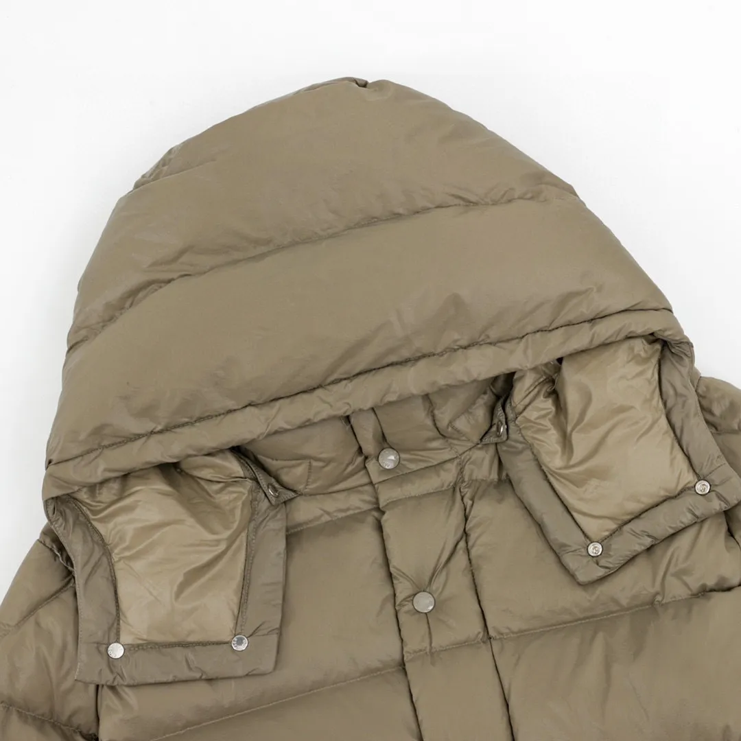 P780 Moncler/Moncler 70th Anniversary Limited Edition Short Down Jacket (filled with 90% large white duck down) Non-commercial version, undoubtedly the top version, ceiling level 𝗠𝗼𝗻𝗰1𝗲𝗿｜Moncler Maya 70th Anniversary Limited Edition/Short Down Jacket Description: 𝗠𝗼𝗻𝗰𝗲𝗿 Maya down jacket is specially reinterpreted to celebrate the 70th anniversary of 𝗠𝗼𝗻𝗰𝗲𝗿, with new colors reviving the iconic silhouette. A classic example of the brand's DNA, it's made from shiny lacquered nylon and embellished with signature rectangular quilting. A classic cropped design that transcends seasons and styles, it features a statement silhouette, removable hood and adjustable hem. The sleeves are decorated with the brand's signature classic patch pockets and a patchwork logo designed to celebrate the 70th anniversary.  Top quality, filled with 90% standard large white duck down, high-end quality one-to-one customized hardware, specific fabrics, specific black lacquered fabrics!  Style number: A92# Color: black white gray green Size: 1-5