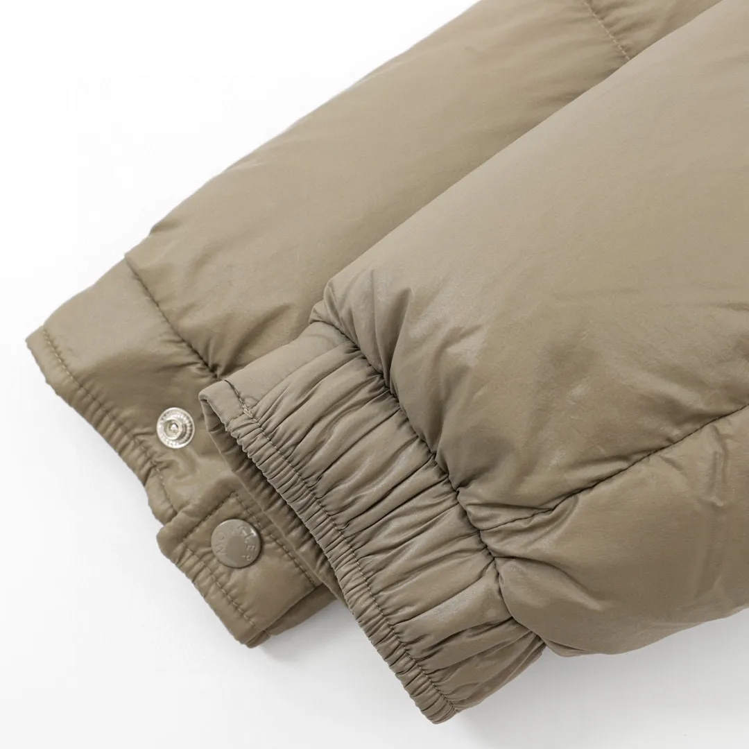 P780 Moncler/Moncler 70th Anniversary Limited Edition Short Down Jacket (filled with 90% large white duck down) Non-commercial version, undoubtedly the top version, ceiling level 𝗠𝗼𝗻𝗰1𝗲𝗿｜Moncler Maya 70th Anniversary Limited Edition/Short Down Jacket Description: 𝗠𝗼𝗻𝗰𝗲𝗿 Maya down jacket is specially reinterpreted to celebrate the 70th anniversary of 𝗠𝗼𝗻𝗰𝗲𝗿, with new colors reviving the iconic silhouette. A classic example of the brand's DNA, it's made from shiny lacquered nylon and embellished with signature rectangular quilting. A classic cropped design that transcends seasons and styles, it features a statement silhouette, removable hood and adjustable hem. The sleeves are decorated with the brand's signature classic patch pockets and a patchwork logo designed to celebrate the 70th anniversary.  Top quality, filled with 90% standard large white duck down, high-end quality one-to-one customized hardware, specific fabrics, specific black lacquered fabrics!  Style number: A92# Color: black white gray green Size: 1-5