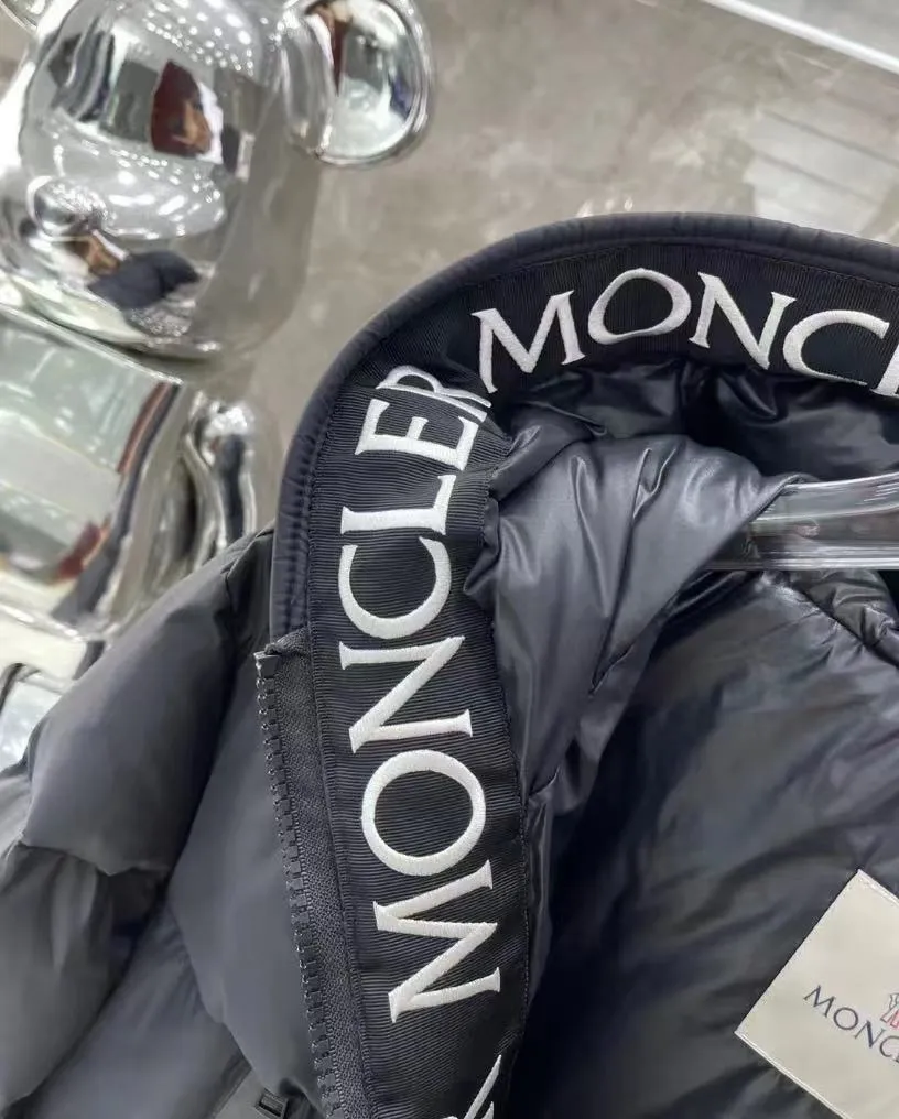 P780 Top Purchasing Version MONCLER's down design is really cool. Wear it out in winter with M's letter embroidery. Men's and women's hooded short men's and women's down jackets. Casual thickening and windproof to keep warm in winter. Everyone loves to wear their down. It is warm and very light. With a base layer inside, you will be the coolest person on the street. Code number 12345