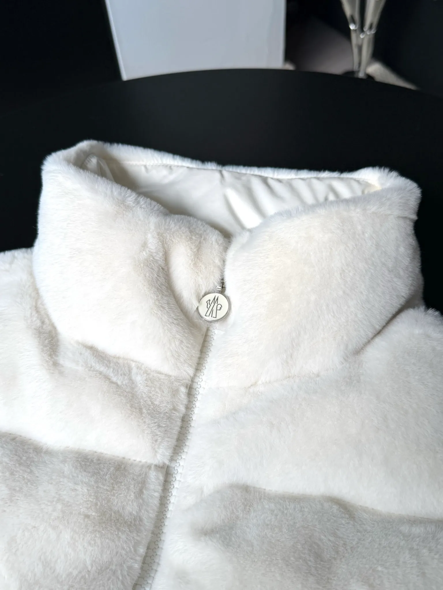 P540 Moncler/Mask 24Fw velvet spliced ​​stand-up collar down jacket vest. The original customized velvet fabric has a great texture. It is filled with national standard 90 white goose down. It is light, warm and comfortable. Size: 0.1.2 Color: white pink