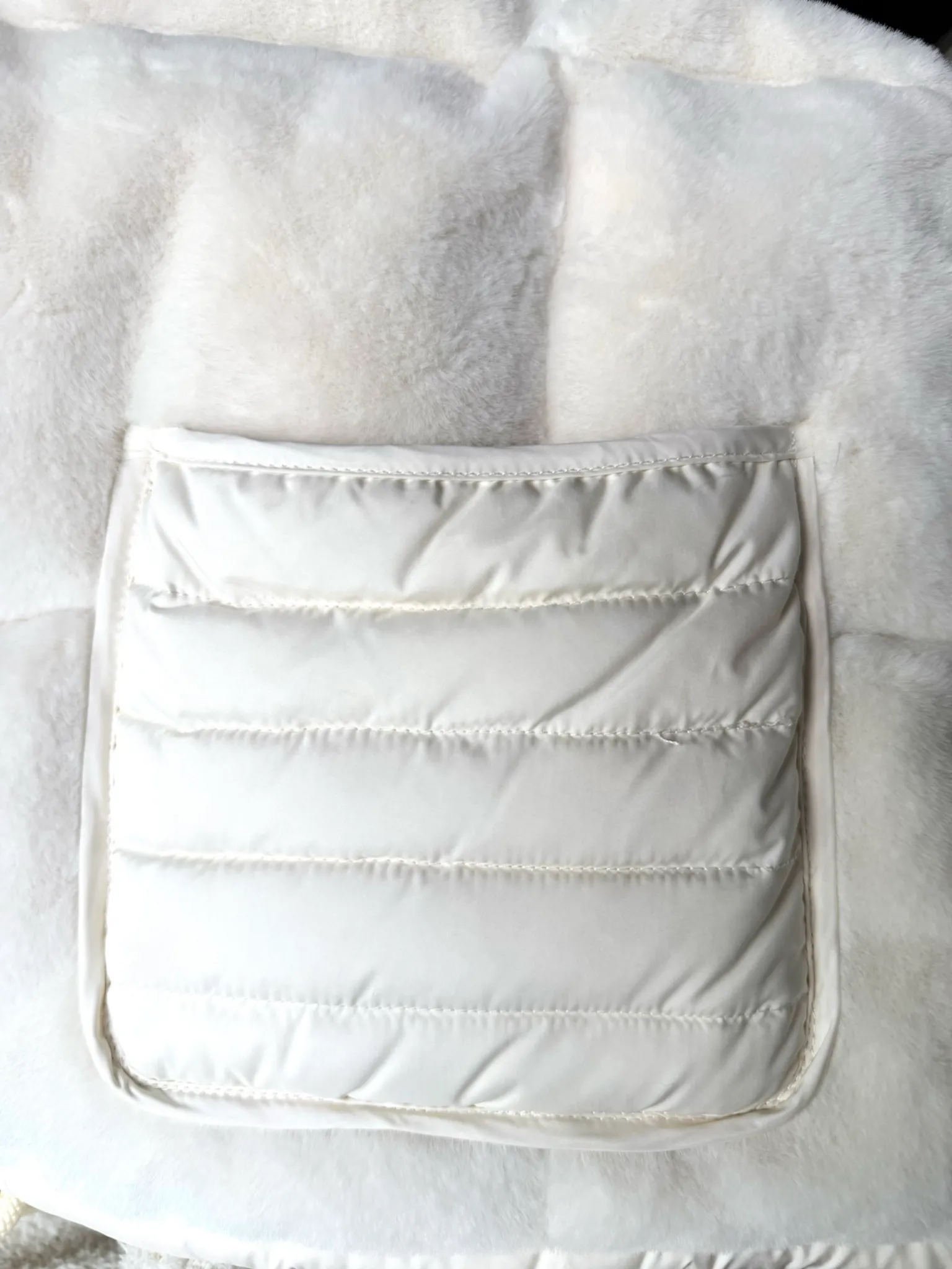 P540 Moncler/Mask 24Fw velvet spliced ​​stand-up collar down jacket vest. The original customized velvet fabric has a great texture. It is filled with national standard 90 white goose down. It is light, warm and comfortable. Size: 0.1.2 Color: white pink