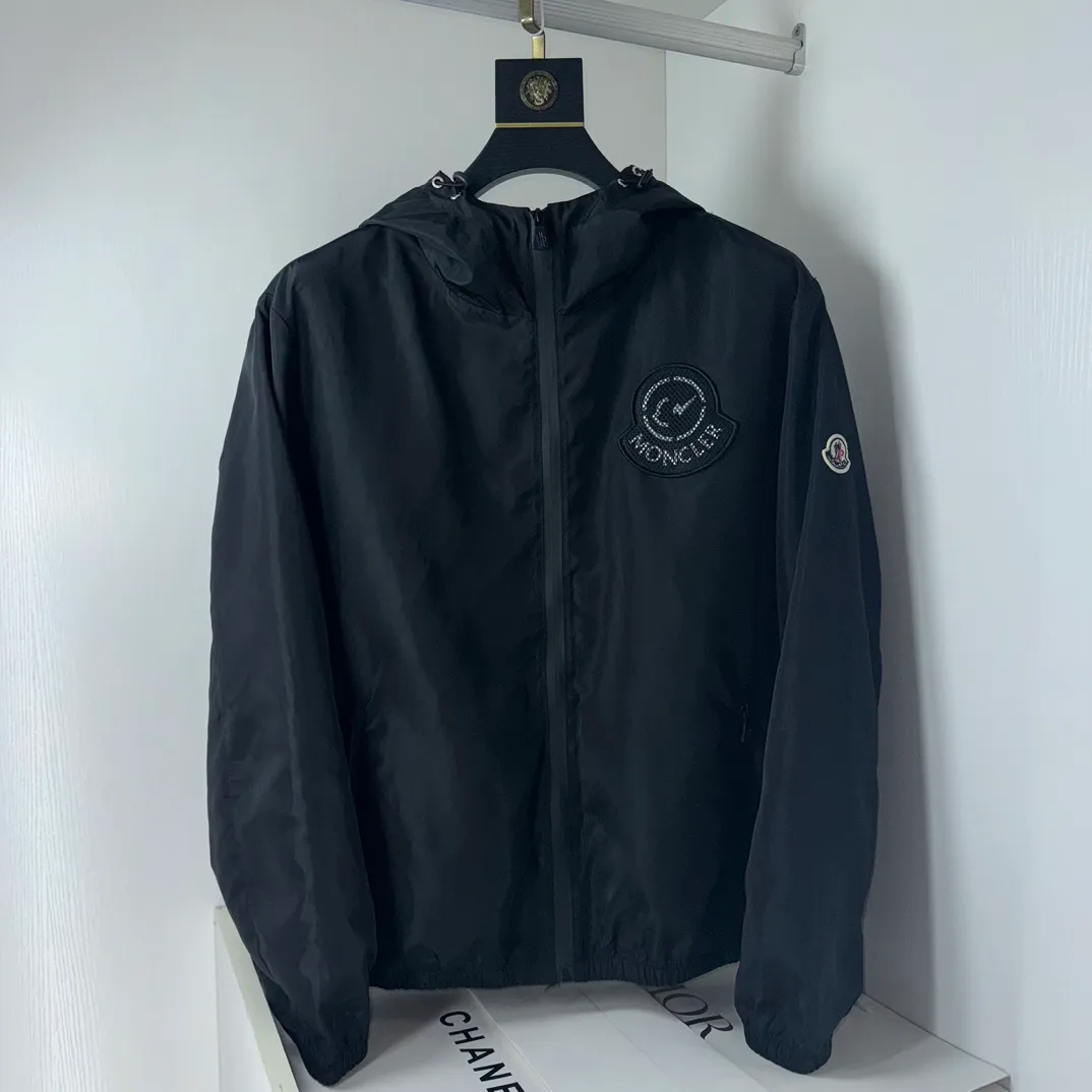 P430 Moncler masked jacket, windbreaker, coat! The upper is soft and comfortable, windproof and rainproof and super lightweight! The style is even more fashionable, the zipper is engraved with the logo, and various details highlight the quality! It can be worn as a jacket in spring and autumn, and it is very nice to use in concave shapes! Practical and versatile. Size: M-2XL