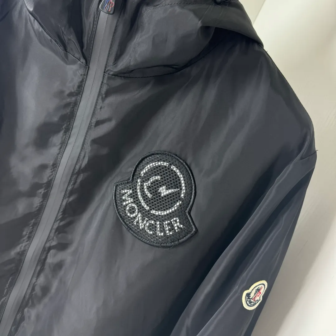 P430 Moncler masked jacket, windbreaker, coat! The upper is soft and comfortable, windproof and rainproof and super lightweight! The style is even more fashionable, the zipper is engraved with the logo, and various details highlight the quality! It can be worn as a jacket in spring and autumn, and it is very nice to use in concave shapes! Practical and versatile. Size: M-2XL