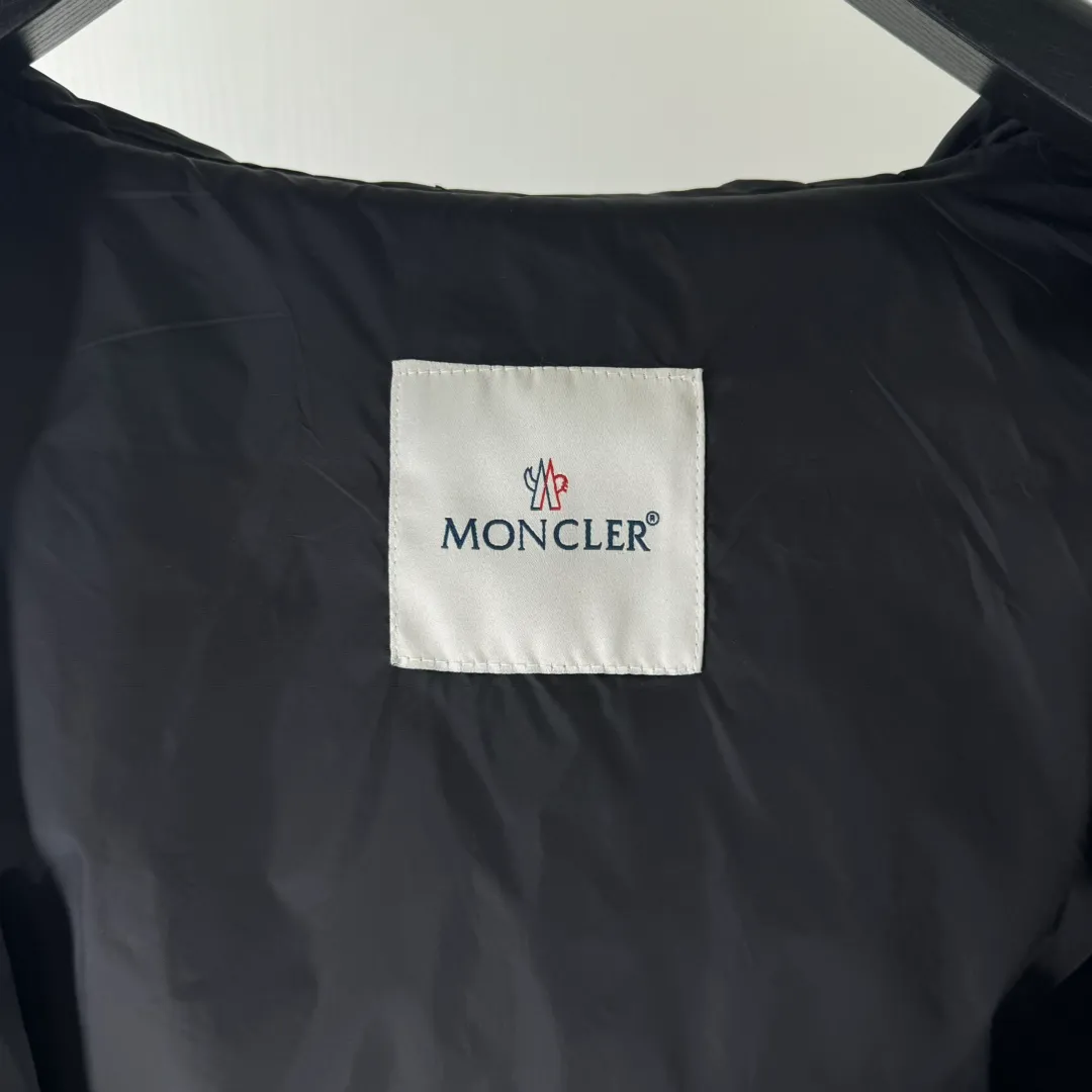 P430 Moncler masked jacket, windbreaker, coat! The upper is soft and comfortable, windproof and rainproof and super lightweight! The style is even more fashionable, the zipper is engraved with the logo, and various details highlight the quality! It can be worn as a jacket in spring and autumn, and it is very nice to use in concave shapes! Practical and versatile. Size: M-2XL
