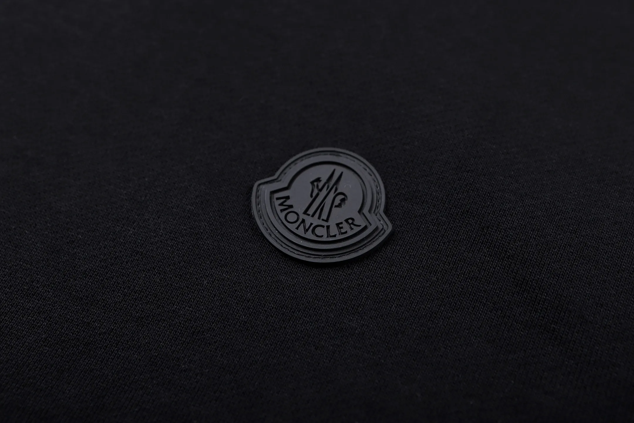 P450 MONCLER hooded cotton same color sweatshirt with back logo ●Authentic 6150 purchase and development ●420g new Maybach combed cotton terry sweatshirt material ●480g 2*2 100% cotton combed cotton rib ●Fabric enzyme washing ●High temperature heat transfer ●Customized 1:1 adhesive label ●Customized 1:1 trademark ●Fit version ●Size: S M L XL ●Style number: 25356/4B#00