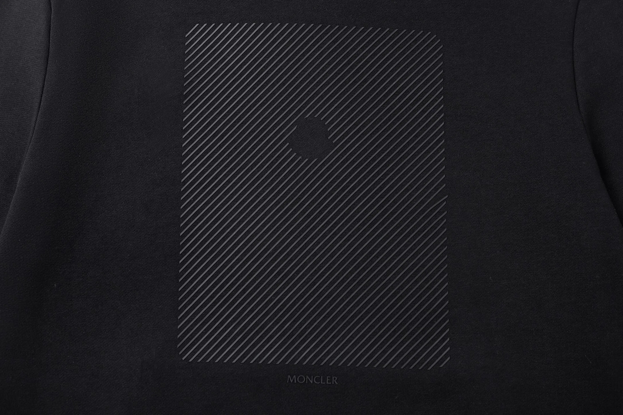 P450 MONCLER hooded cotton same color sweatshirt with back logo ●Authentic 6150 purchase and development ●420g new Maybach combed cotton terry sweatshirt material ●480g 2*2 100% cotton combed cotton rib ●Fabric enzyme washing ●High temperature heat transfer ●Customized 1:1 adhesive label ●Customized 1:1 trademark ●Fit version ●Size: S M L XL ●Style number: 25356/4B#00