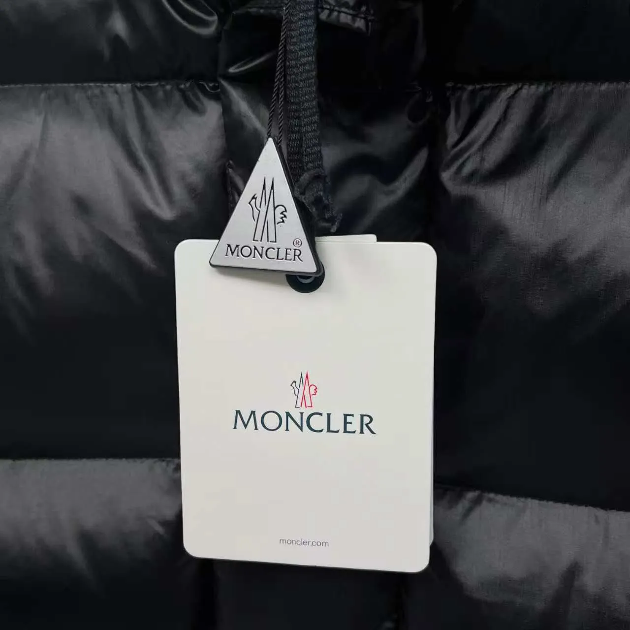 P800 top version] Large goods hanging photo MONCLER/Meng Mou 1952 green fat man long-sleeved down jacket, Mouth DERVOX limited color matching 1952 joint model. Can be made as a couple version. The style adopts pop colors and is decorated with eye-catching logo patches. It has achieved a series of misunderstandings such as the original NFC inductive anti-counterfeiting chip, the national standard 95% pure white duck down, the exclusive use of top-grade down on the market, and never fake goose down. Perfect filling using direct velvet filling technology, the fluffy texture is very good. The lightness, warmth and cold protection ability are improved to the maximum. The original processing factory produces electroplated hardware, all customized by the original factory, and not all types of replicas on the market. Style number: 5604# Color: black Code number: 1.2.3.4.5