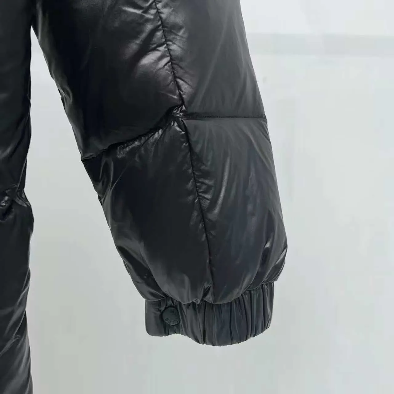 P800 top version] Large goods hanging photo MONCLER/Meng Mou 1952 green fat man long-sleeved down jacket, Mouth DERVOX limited color matching 1952 joint model. Can be made as a couple version. The style adopts pop colors and is decorated with eye-catching logo patches. It has achieved a series of misunderstandings such as the original NFC inductive anti-counterfeiting chip, the national standard 95% pure white duck down, the exclusive use of top-grade down on the market, and never fake goose down. Perfect filling using direct velvet filling technology, the fluffy texture is very good. The lightness, warmth and cold protection ability are improved to the maximum. The original processing factory produces electroplated hardware, all customized by the original factory, and not all types of replicas on the market. Style number: 5604# Color: black Code number: 1.2.3.4.5
