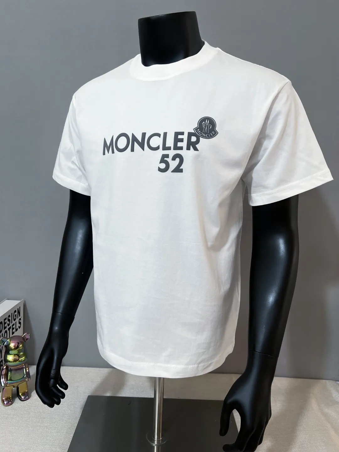 P150 MONCLER is new, 2026ss new round neck short-sleeved T-shirt, available for sale on the official website; foam printing Moncler logo technology, details are correct to the official version, and the size of the logo is strictly controlled , standard size, foamed and taped details are in sync with the official; the fabric is made of 240g double yarn pure cotton fabric, imported woven thread, the neckline is boned to prevent deformation, the factory high-temperature washing process prevents shrinkage, the fabric is soft and breathable, scan the code and touch the NCF washed mark for identification, the details are in place, the upper body is simple and beautiful, European size version, loose and suitable, color: black, white, size XS-L (L size can wear 200 pounds)