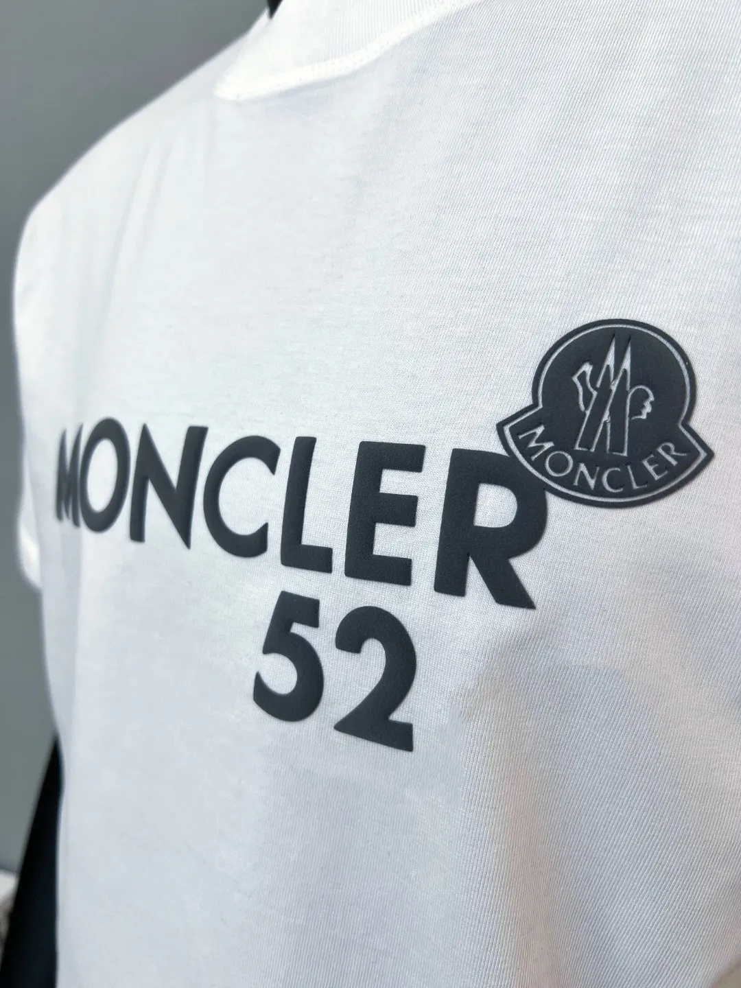 P150 MONCLER is new, 2026ss new round neck short-sleeved T-shirt, available for sale on the official website; foam printing Moncler logo technology, details are correct to the official version, and the size of the logo is strictly controlled , standard size, foamed and taped details are in sync with the official; the fabric is made of 240g double yarn pure cotton fabric, imported woven thread, the neckline is boned to prevent deformation, the factory high-temperature washing process prevents shrinkage, the fabric is soft and breathable, scan the code and touch the NCF washed mark for identification, the details are in place, the upper body is simple and beautiful, European size version, loose and suitable, color: black, white, size XS-L (L size can wear 200 pounds)