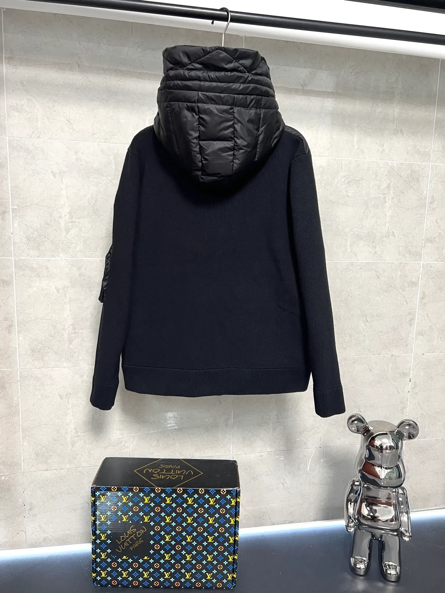 P780 Moncler masked patchwork hooded knitted down jacket The new autumn and winter products are great for inner wear!!! In fact, in China, down is a basic style in black. It can be worn alone or layered, which will make it more layered!!! It is very elegant to wear in autumn! The texture is amazing, the down is large, delicate and stemless, and full of fluffy! It has enough filling and has good thermal insulation performance. That’s it! It’s windproof and warm, eliminating any possibility of velvet running. It feels silky and soft, and the stiffness is very light. It’s time to prepare it! It won’t look bloated at all, not to mention the design!!! The black classic is easy to match without being old-fashioned, and the classic logo on the sleeves and arms shows the temperament and charm of a man! Size: M L XL 2XL 3XL