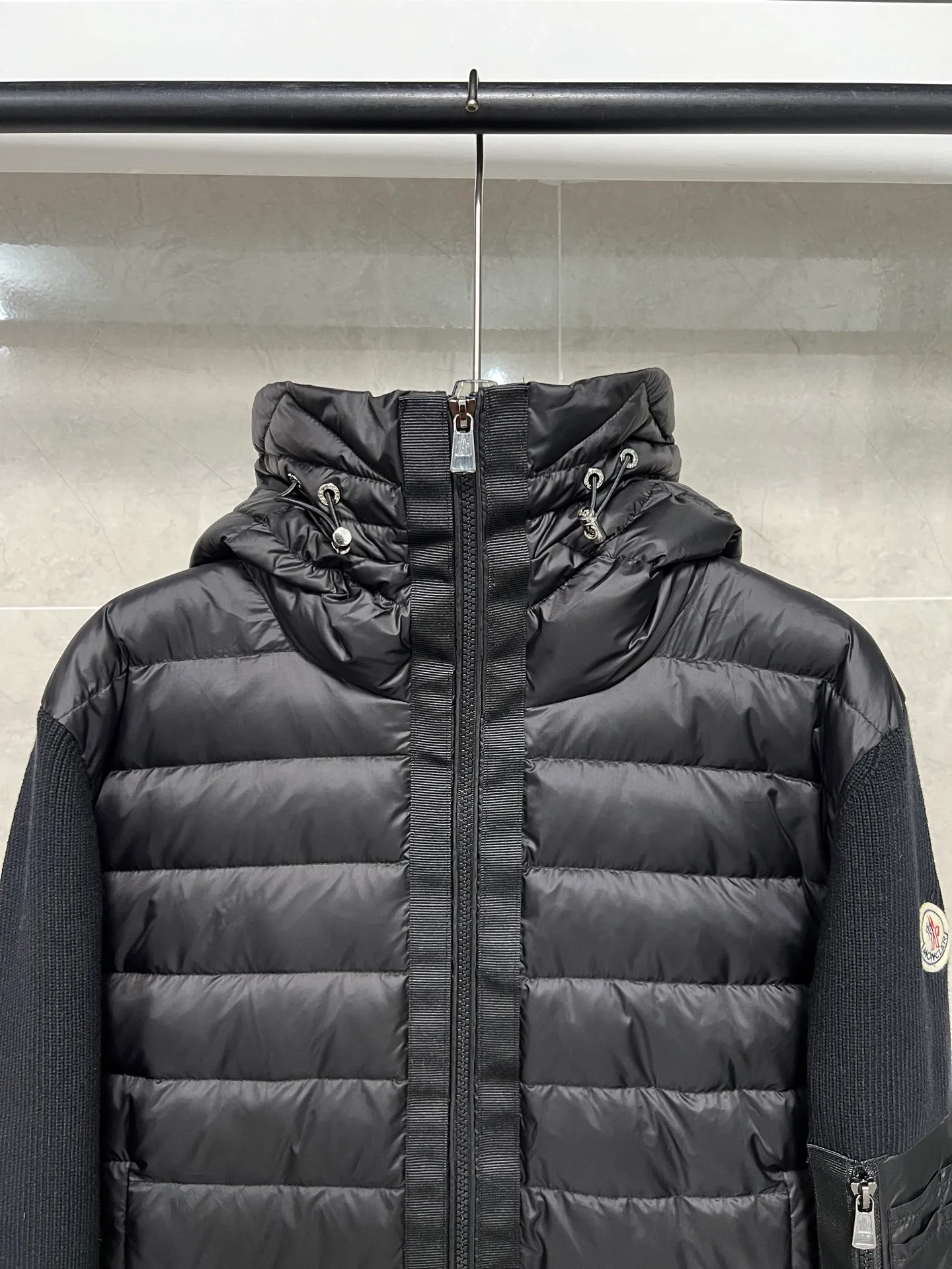 P780 Moncler masked patchwork hooded knitted down jacket The new autumn and winter products are great for inner wear!!! In fact, in China, down is a basic style in black. It can be worn alone or layered, which will make it more layered!!! It is very elegant to wear in autumn! The texture is amazing, the down is large, delicate and stemless, and full of fluffy! It has enough filling and has good thermal insulation performance. That’s it! It’s windproof and warm, eliminating any possibility of velvet running. It feels silky and soft, and the stiffness is very light. It’s time to prepare it! It won’t look bloated at all, not to mention the design!!! The black classic is easy to match without being old-fashioned, and the classic logo on the sleeves and arms shows the temperament and charm of a man! Size: M L XL 2XL 3XL