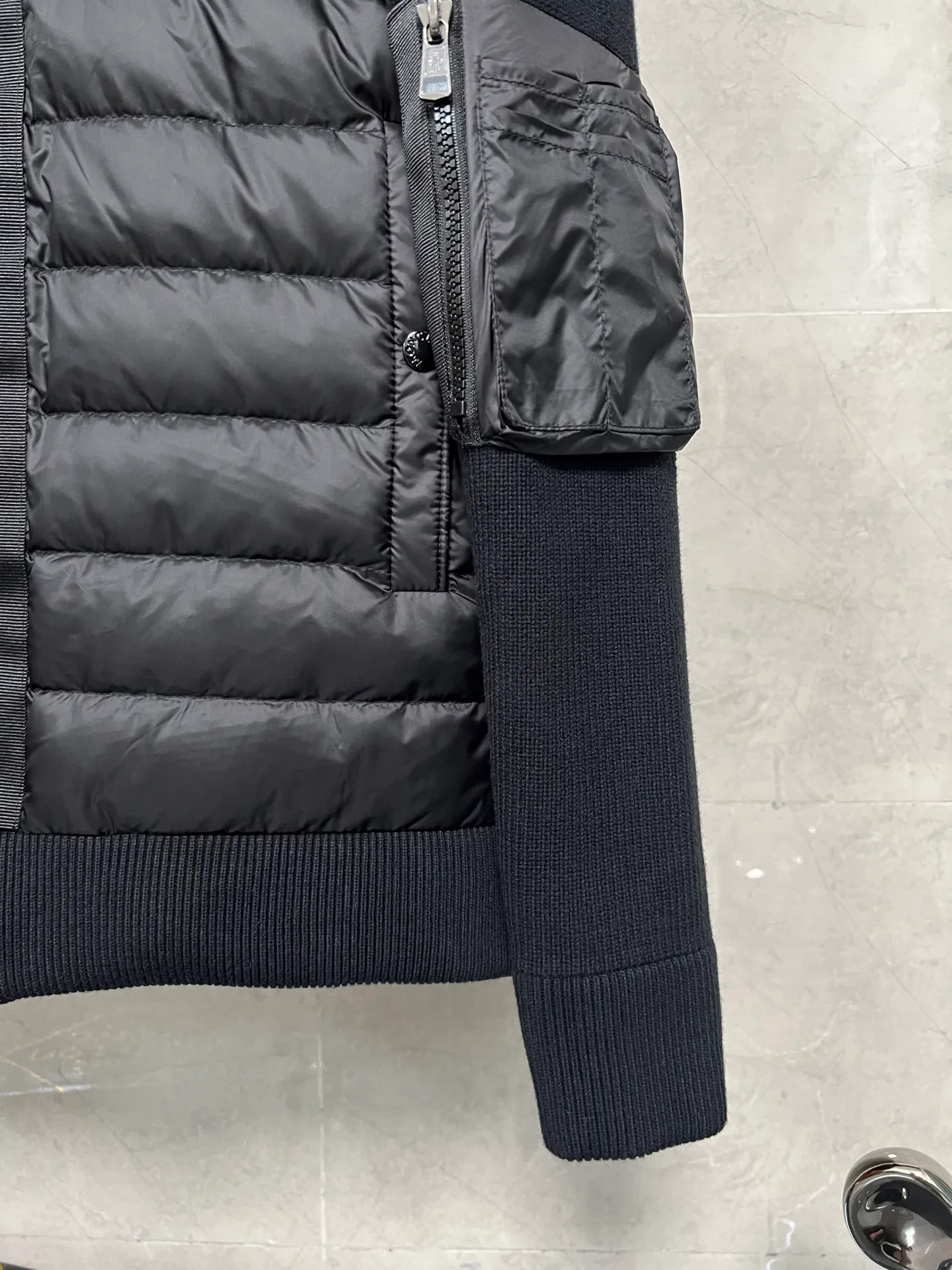 P780 Moncler masked patchwork hooded knitted down jacket The new autumn and winter products are great for inner wear!!! In fact, in China, down is a basic style in black. It can be worn alone or layered, which will make it more layered!!! It is very elegant to wear in autumn! The texture is amazing, the down is large, delicate and stemless, and full of fluffy! It has enough filling and has good thermal insulation performance. That’s it! It’s windproof and warm, eliminating any possibility of velvet running. It feels silky and soft, and the stiffness is very light. It’s time to prepare it! It won’t look bloated at all, not to mention the design!!! The black classic is easy to match without being old-fashioned, and the classic logo on the sleeves and arms shows the temperament and charm of a man! Size: M L XL 2XL 3XL