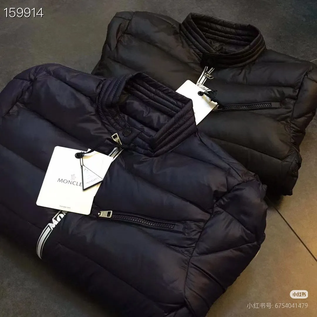 P780 Moncler Men's Mouth Men's Short Down Jacket Caroux Series for European Purchasing ~ A big hit. Exclusive debut, a rare and valuable limited edition. Classics will never go out of style. This season's main high-performance street style series! A trendy style that is convenient, neat and handsome, it is available through trading company channels, and its quality can withstand any form of inspection. Features: white zipper with logo in English letters, fully displaying the iconic design of the Moncler brand. Material: The outstanding achievements of high-tech fabrics are not exaggerated. We provide bright polyester fiber nylon fabrics for customers. The ultra-fine and delicate texture is extremely smooth, has high elastic recovery effect, is breathable and comfortable without stuffiness. Color: navy blue, black Size: 1-2-3-4-5