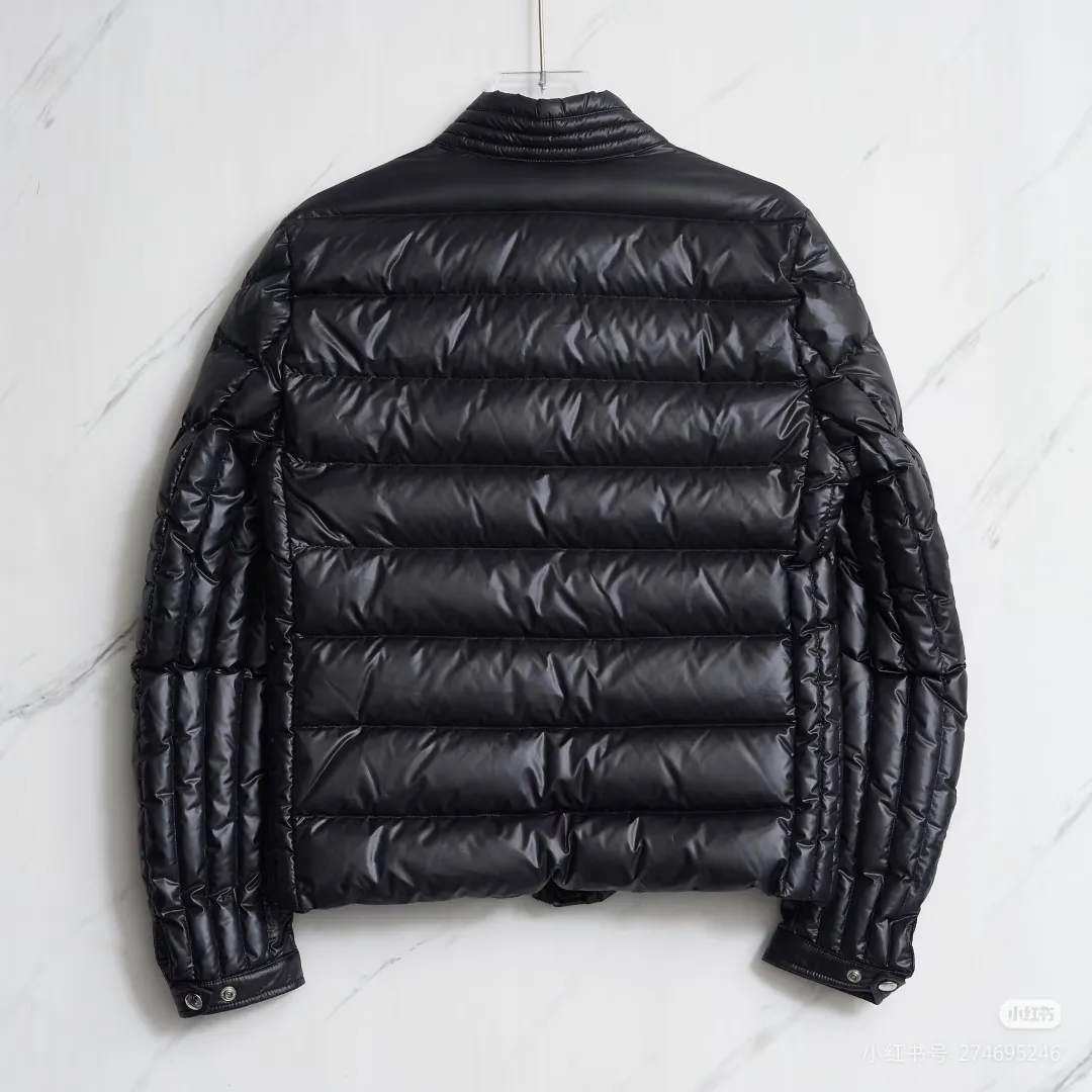 P780 Moncler Men's Mouth Men's Short Down Jacket Caroux Series for European Purchasing ~ A big hit. Exclusive debut, a rare and valuable limited edition. Classics will never go out of style. This season's main high-performance street style series! A trendy style that is convenient, neat and handsome, it is available through trading company channels, and its quality can withstand any form of inspection. Features: white zipper with logo in English letters, fully displaying the iconic design of the Moncler brand. Material: The outstanding achievements of high-tech fabrics are not exaggerated. We provide bright polyester fiber nylon fabrics for customers. The ultra-fine and delicate texture is extremely smooth, has high elastic recovery effect, is breathable and comfortable without stuffiness. Color: navy blue, black Size: 1-2-3-4-5