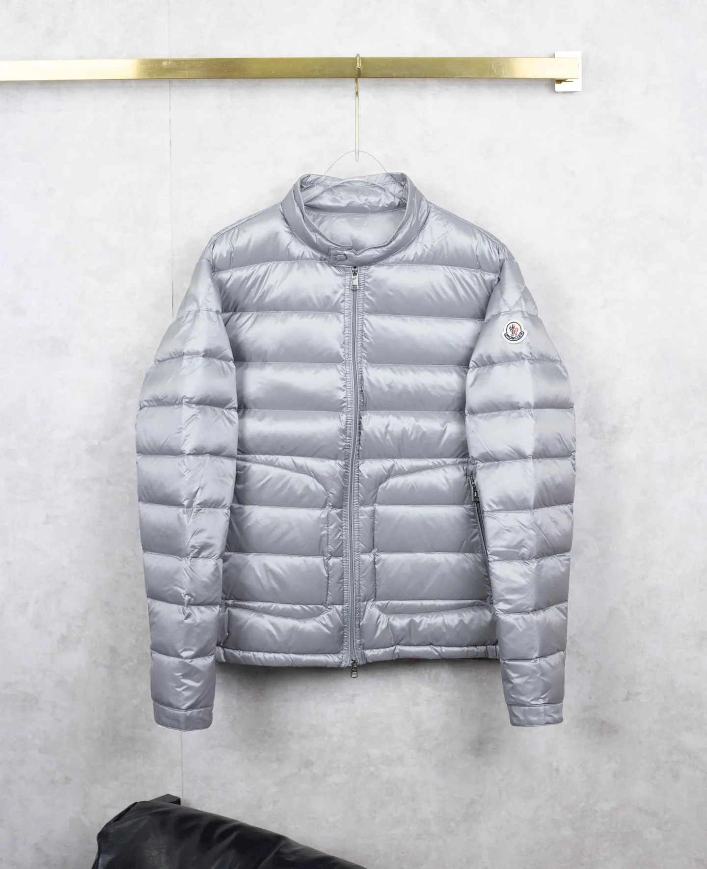 P760 Moncler/Mental lightweight Acorus simple design down jacket. The fabric is soft and lightweight, very comfortable. The thin upper body effect is very handsome. It is black and versatile, with the iconic logo on the left sleeve. The fabric is selected from high quality and warm, using down as the lining, and the outer layer is made of black water-repellent fabric. You can travel easily in rainy and snowy days, keeping warm and comfortable, and very practical. This down jacket is highly functional, warm and fashionable. You can wear it all winter! Color: black gray