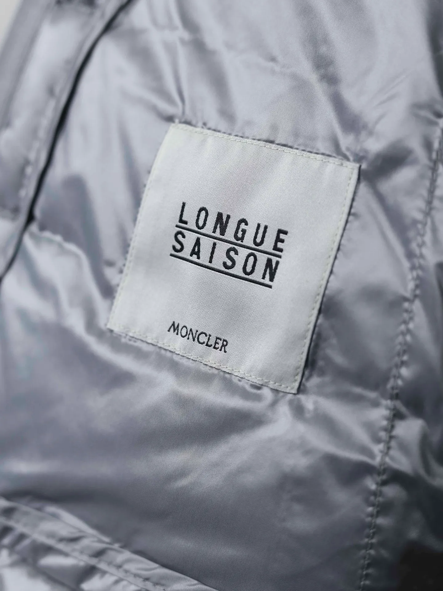 P760 Moncler/Mental lightweight Acorus simple design down jacket. The fabric is soft and lightweight, very comfortable. The thin upper body effect is very handsome. It is black and versatile, with the iconic logo on the left sleeve. The fabric is selected from high quality and warm, using down as the lining, and the outer layer is made of black water-repellent fabric. You can travel easily in rainy and snowy days, keeping warm and comfortable, and very practical. This down jacket is highly functional, warm and fashionable. You can wear it all winter! Color: black gray