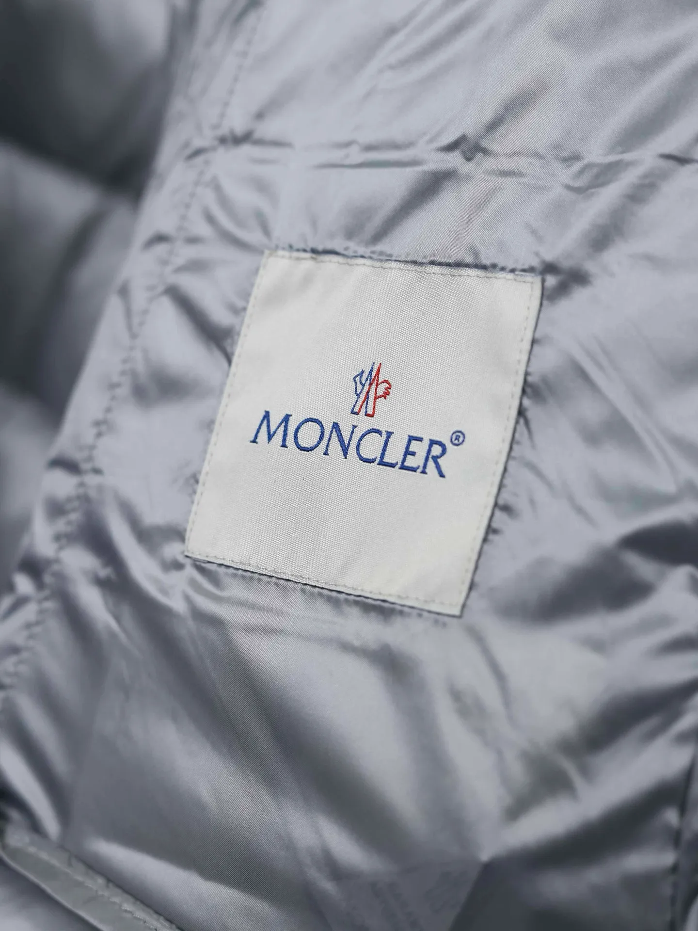 P760 Moncler/Mental lightweight Acorus simple design down jacket. The fabric is soft and lightweight, very comfortable. The thin upper body effect is very handsome. It is black and versatile, with the iconic logo on the left sleeve. The fabric is selected from high quality and warm, using down as the lining, and the outer layer is made of black water-repellent fabric. You can travel easily in rainy and snowy days, keeping warm and comfortable, and very practical. This down jacket is highly functional, warm and fashionable. You can wear it all winter! Color: black gray
