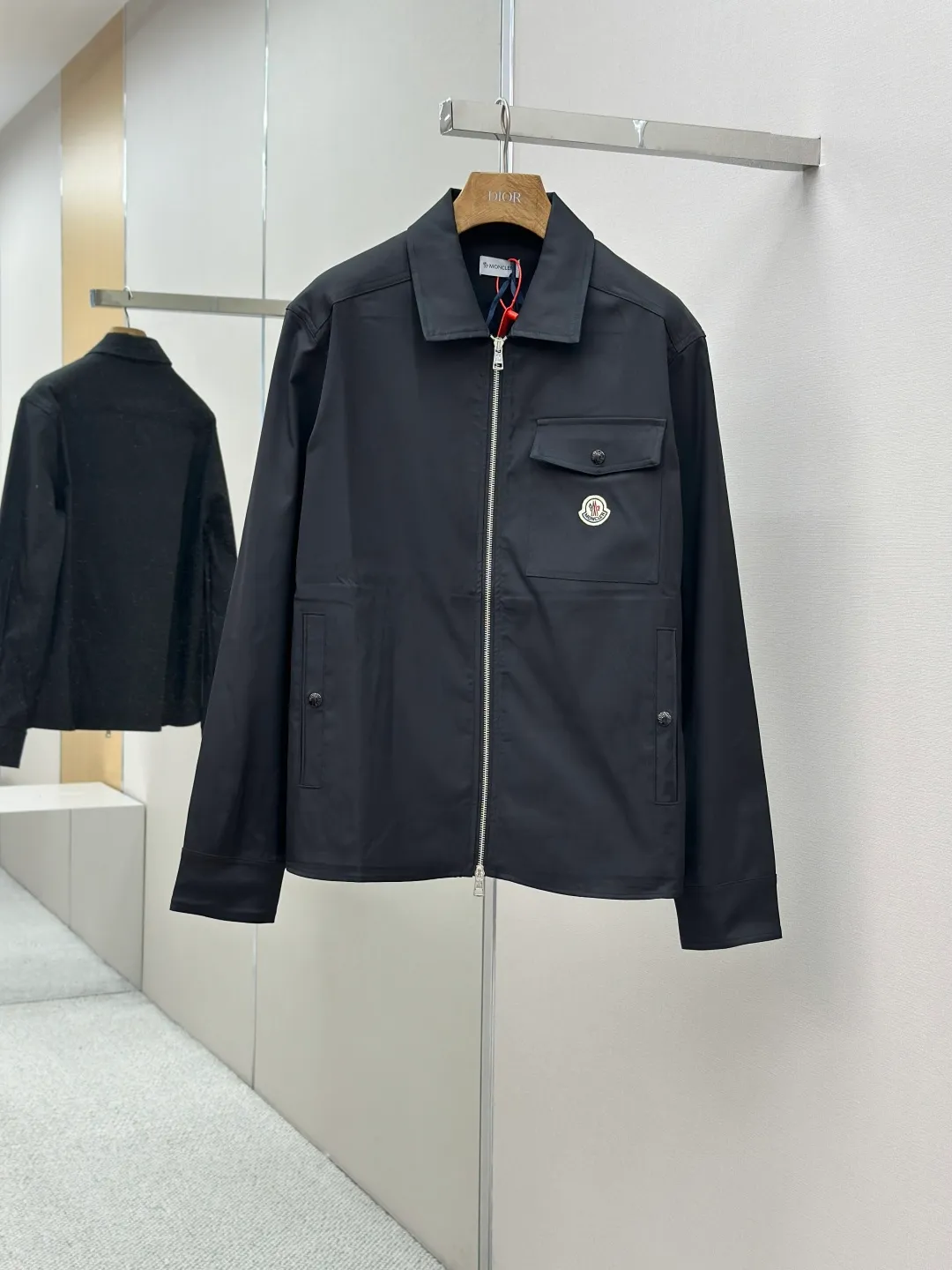 P500 Moncler logo zipper shirt jacket, custom-made high-quality cotton hidden pattern gabardine, full of texture, comfortable and close to the skin, encountering brown tones, exuding restrained tenderness. The iconic Moncler logo embroidered logo is embellished on it, adding brand recognition. Simple and smooth lines. The zipper opening and closing also follows the principle of minimalism. Use simplicity as the pen and texture as the ink. Use the simplest elements to outline the most moving fashion picture. Process 1: The imported special machine is used to position the "Moncler logo embroidered label" with infrared rays. The position is more precise and strong. Process 2: Template machine bag opening. The preset template guides the position, shape and size of the bag opening. The accuracy ensures the quality of the bag opening effect. Process 3: The fabrics are washed and have a better hand feel. Not easy to deform, not easy to shrink, not easy to fade, and maintain long-term beauty. Accessories: Customized Moncler embroidered logo Customized Moncler snap button Customized Moncler zipper Customized Moncler trademark Fit: Loose fit Size: S M L XL Style number: 25304