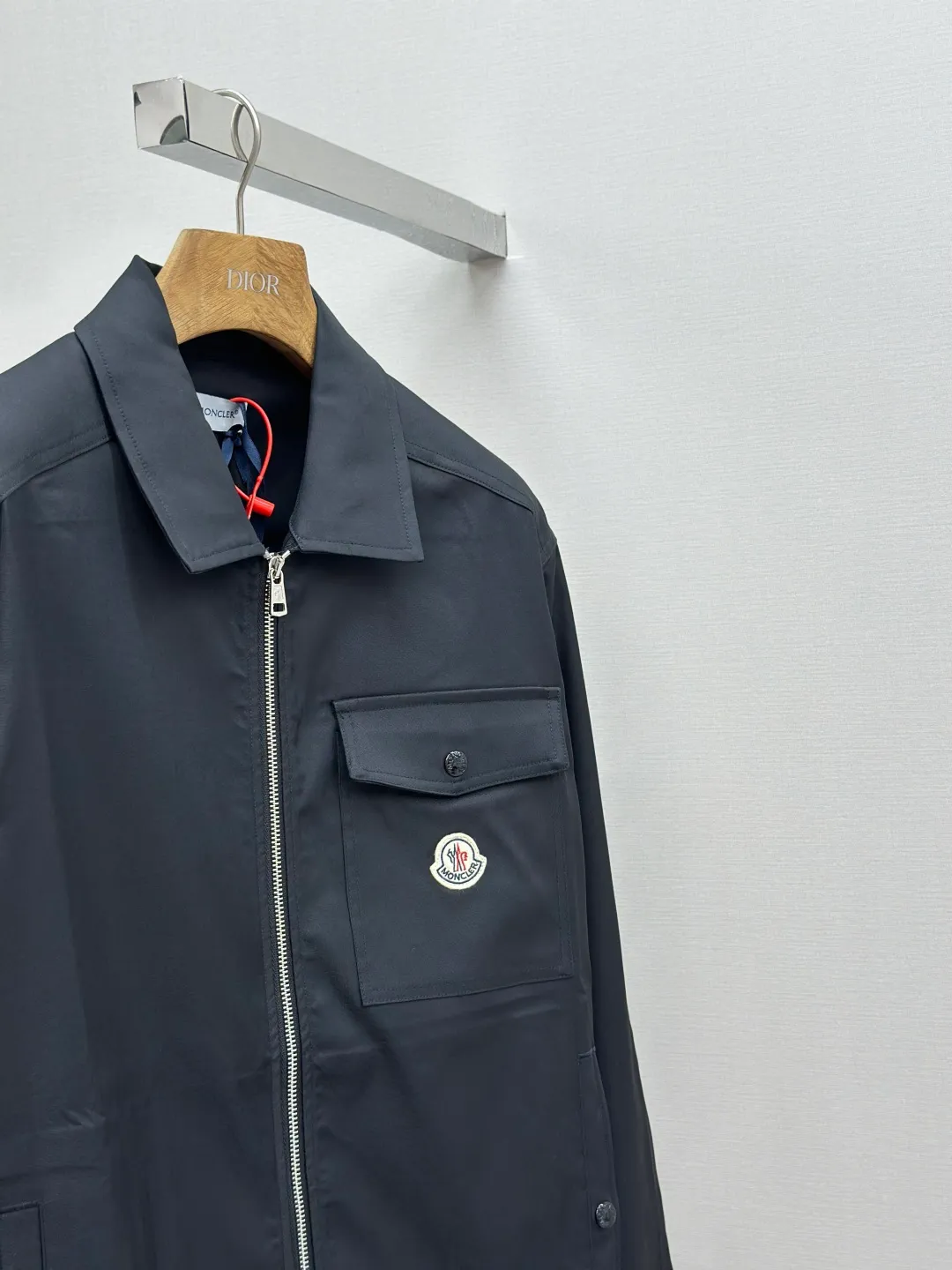P500 Moncler logo zipper shirt jacket, custom-made high-quality cotton hidden pattern gabardine, full of texture, comfortable and close to the skin, encountering brown tones, exuding restrained tenderness. The iconic Moncler logo embroidered logo is embellished on it, adding brand recognition. Simple and smooth lines. The zipper opening and closing also follows the principle of minimalism. Use simplicity as the pen and texture as the ink. Use the simplest elements to outline the most moving fashion picture. Process 1: The imported special machine is used to position the "Moncler logo embroidered label" with infrared rays. The position is more precise and strong. Process 2: Template machine bag opening. The preset template guides the position, shape and size of the bag opening. The accuracy ensures the quality of the bag opening effect. Process 3: The fabrics are washed and have a better hand feel. Not easy to deform, not easy to shrink, not easy to fade, and maintain long-term beauty. Accessories: Customized Moncler embroidered logo Customized Moncler snap button Customized Moncler zipper Customized Moncler trademark Fit: Loose fit Size: S M L XL Style number: 25304