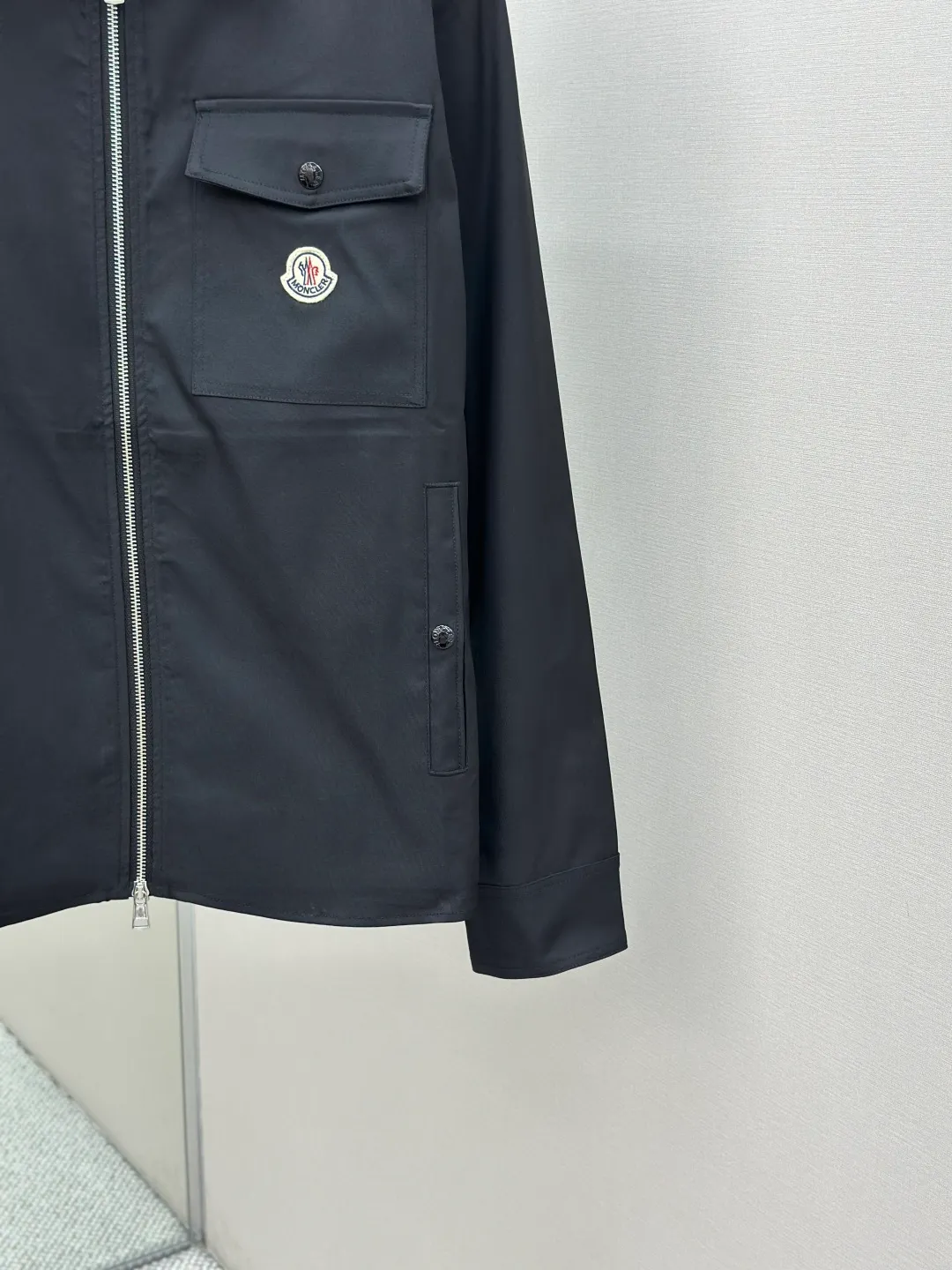 P500 Moncler logo zipper shirt jacket, custom-made high-quality cotton hidden pattern gabardine, full of texture, comfortable and close to the skin, encountering brown tones, exuding restrained tenderness. The iconic Moncler logo embroidered logo is embellished on it, adding brand recognition. Simple and smooth lines. The zipper opening and closing also follows the principle of minimalism. Use simplicity as the pen and texture as the ink. Use the simplest elements to outline the most moving fashion picture. Process 1: The imported special machine is used to position the "Moncler logo embroidered label" with infrared rays. The position is more precise and strong. Process 2: Template machine bag opening. The preset template guides the position, shape and size of the bag opening. The accuracy ensures the quality of the bag opening effect. Process 3: The fabrics are washed and have a better hand feel. Not easy to deform, not easy to shrink, not easy to fade, and maintain long-term beauty. Accessories: Customized Moncler embroidered logo Customized Moncler snap button Customized Moncler zipper Customized Moncler trademark Fit: Loose fit Size: S M L XL Style number: 25304