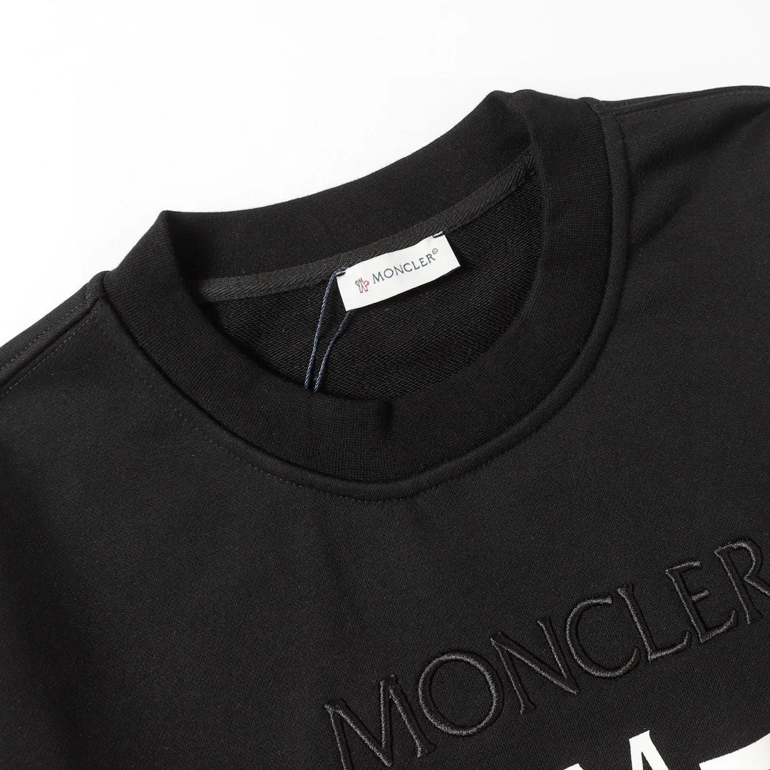 P210 Style No.: 854 〈MONCLER〉The price of the embroidered printed round neck sweatshirt with a hood is actually quite advantageous. Those who have been to the counters should know that the price of the hooded sweatshirt is not much cheaper than that of Gucci Burberry. It is just relatively low-key and unwilling to hype. It is a picture that you want to buy or not. The aloof existence... ✅460 grams of 100% pure cotton wool fabric OS version is too large ✅Combined with the original high weight double yarn thread ✅Correct three-needle and five-thread craftsmanship Chain edge Color: Black White Size S M L