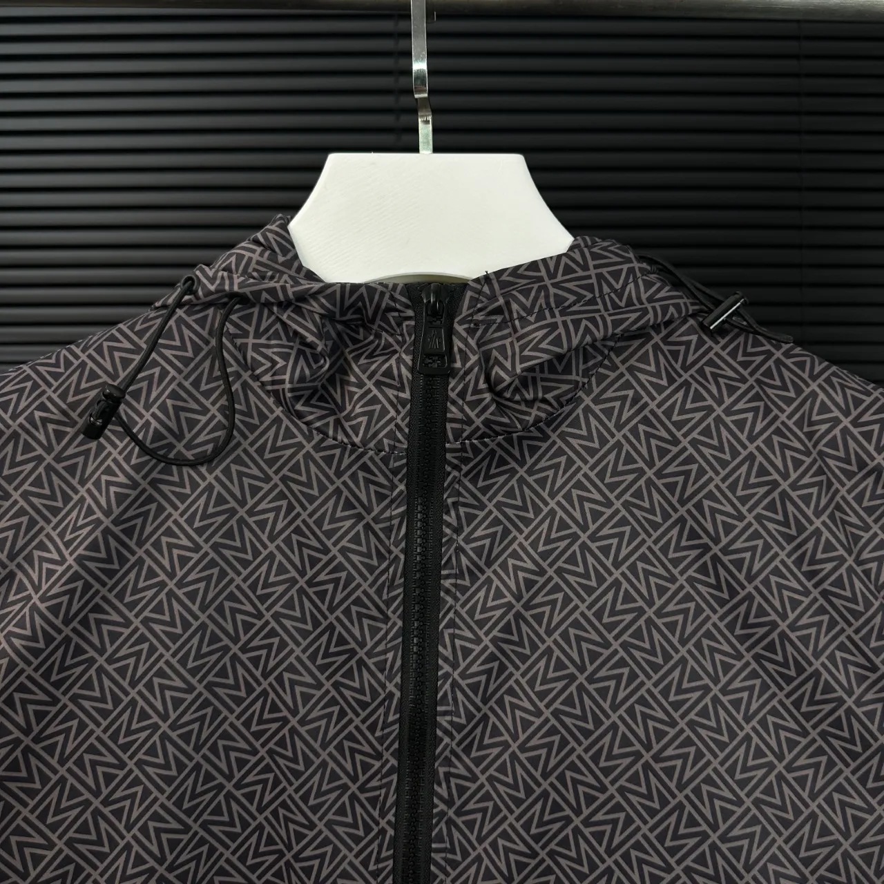 P280 Moncler Moncler 2025 Autumn and Winter New Style Hooded Windbreaker Jacket Classic Chapter Embroidery Official Website Synchronization Original Customized Hardware Zippers Neat Alignment Perfect Upper Body Effect Men's Casual Jacket Color: Picture Color Size: M-3XL